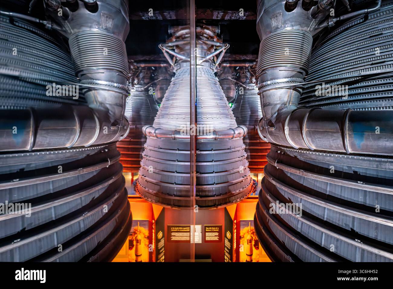WASHINGTON DC – die Ausstellung für F-1-Raketenantriebe im Smithsonian National Air and Space Museum verwendet Spiegel, um die visuelle Anordnung der fünf F-1-Triebwerke an der Basis der Saturn-V-Rakete nachzubilden. Dieser spezielle F-1-Motor ist ein frühes Testmodell, das 1963 gebaut wurde und vier Starttests absolvierte, die insgesamt 192,6 Sekunden lang brannten, bevor er von der NASA in das Museum überführt wurde. Der massive Motor misst 5,6 Meter lang mit einem maximalen Durchmesser von 3,6 Metern und wiegt 18.000 Pfund (8.200 kg). Hergestellt von Rocketdyne Divi Stockfoto