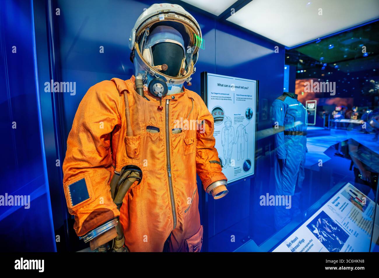 Yuri Gagarin Training Pressure Suit Display in Futures in Space Exhibition im National Air and Space Museum in Washington DC | WASHINGTON D.C., Vereinigte Staaten – Yuri Gagarins oranger Trainingsanzug mit den kyrillischen Buchstaben CCCP ist in der Futures in Space Gallery des National Air and Space Museum ausgestellt. Gagarin trug Anzüge dieses Designs, als er sich auf seinen Flug am 12. April 1961 in Vostok vorbereitete, der ihn zum ersten Menschen im Weltraum machte. Das Artefakt stammt aus der Sammlung der Stephenson-Familie. Stockfoto
