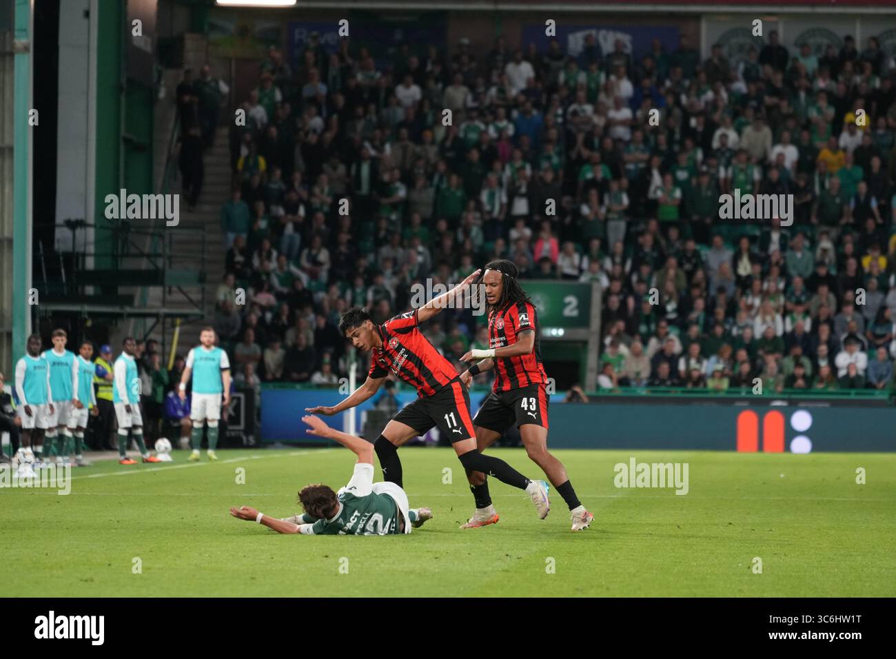 31. Juli 2025; Easter Road, Edinburgh, Schottland: UEFA Europa League, zweite Qualifikationsrunde, zweites Bein, Hibernian gegen Midtjylland; dar&#xed;o Osorio aus Midtjylland gegen Josh Campbell aus Hibernian Stockfoto