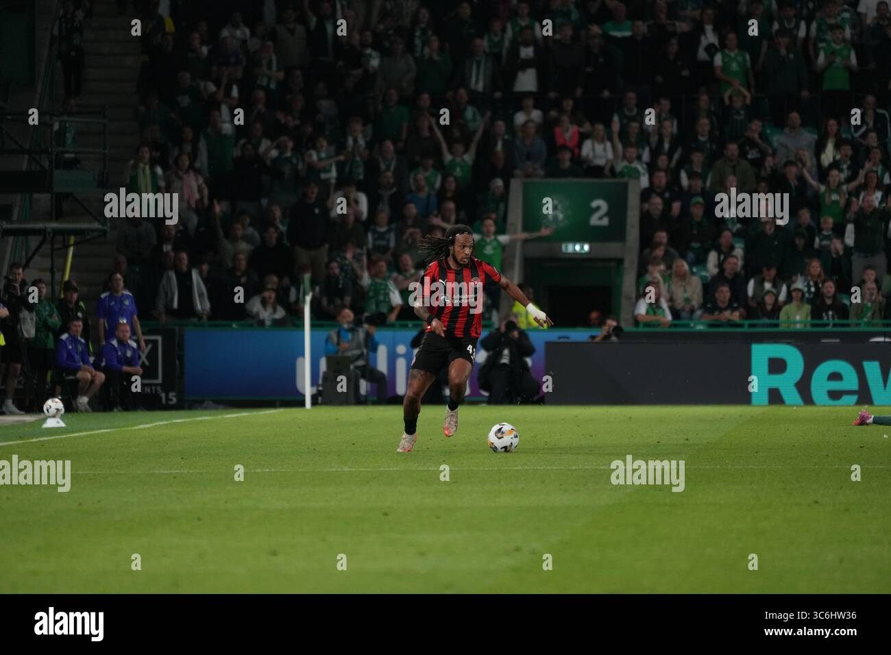 31. Juli 2025; Easter Road, Edinburgh, Schottland: UEFA Europa League, zweite Qualifikationsrunde, zweites Leg, Hibernian gegen Midtjylland; Kevin Mbabu aus Midtjylland stürzt mit dem Ball den Flügel Stockfoto
