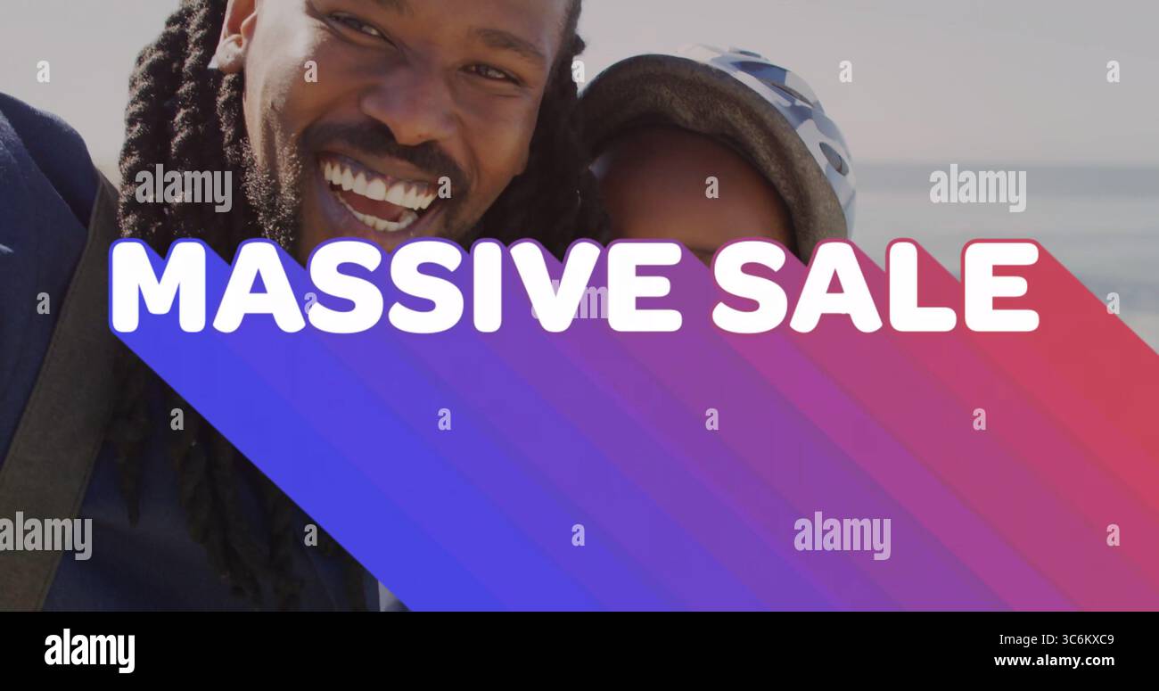 Lächelnder Vater und Sohn posieren an Land, mit Rucksack und Tarnmütze unter Verkaufsbanner. Sorgerecht, Strand, Abenteuer, Familie, Bindung, o Stockfoto