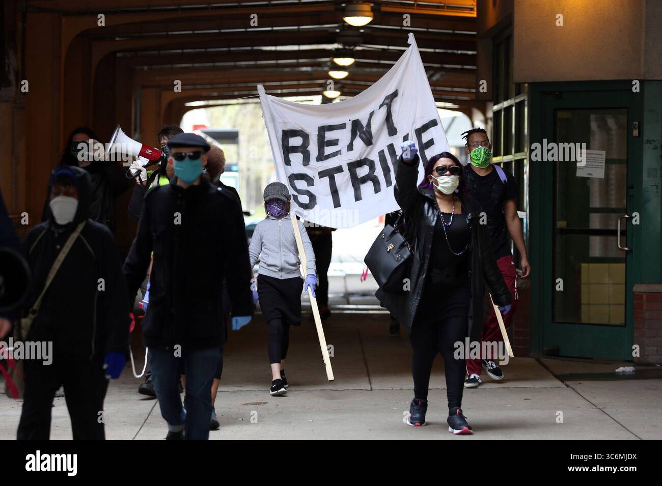 14. Januar 2021, USA: Am 1. Mai 2020 marschieren Wohnungsaktivisten auf der East 51st Street in Chicagos Hyde Park-Viertel und rufen wegen der wirtschaftlichen Störung durch die COVID-19-Pandemie zu einem Mietstreik gegen große Wohnungsvermietungsunternehmen auf der South Side der Stadt auf. (Kreditbild: © TNS via ZUMA Wire) Stockfoto