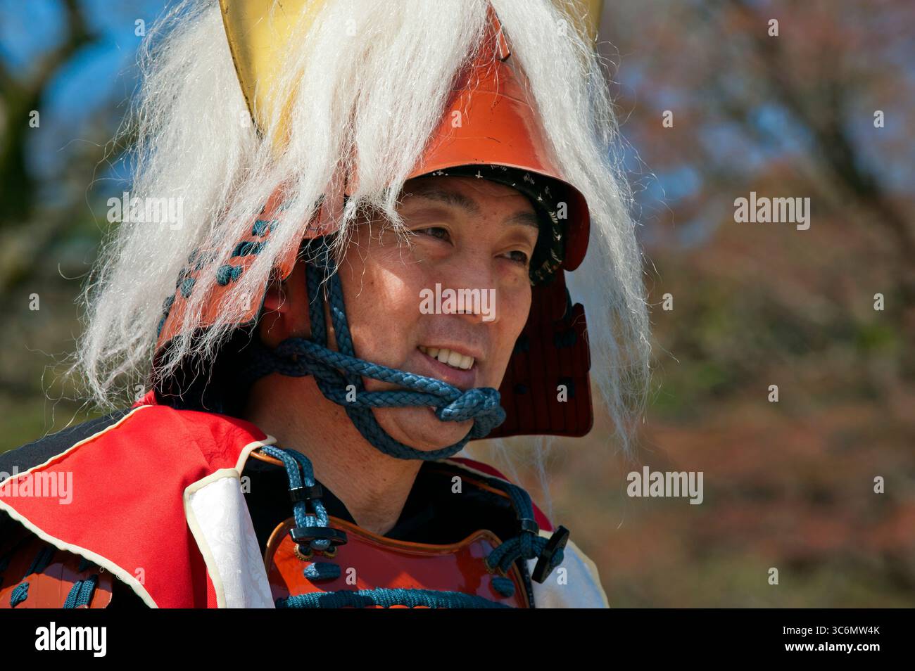 Ein Elite-Klasse-Samurai (侍)-Krieger aus dem Hikone II-Clan, in Rüstung mit Samurai kabuto-Helm, gesehen auf Hikone Castle (彦根城), Hikone, Japan. Stockfoto