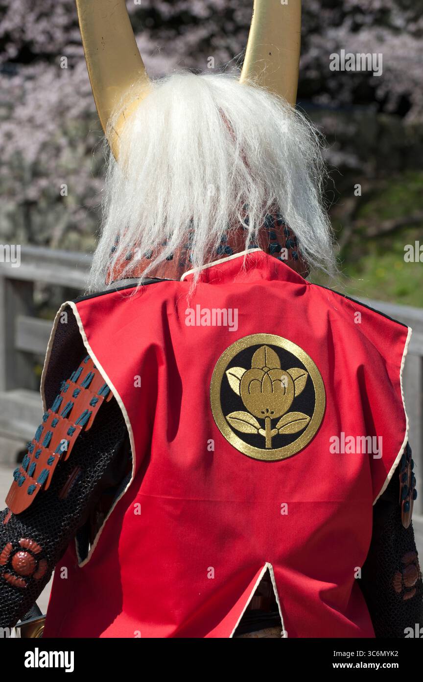 Ein Elite-Klasse-Samurai (侍)-Krieger aus dem Hikone II-Clan, in Rüstung mit Samurai kabuto-Helm, gesehen auf Hikone Castle (彦根城), Hikone, Japan. Stockfoto
