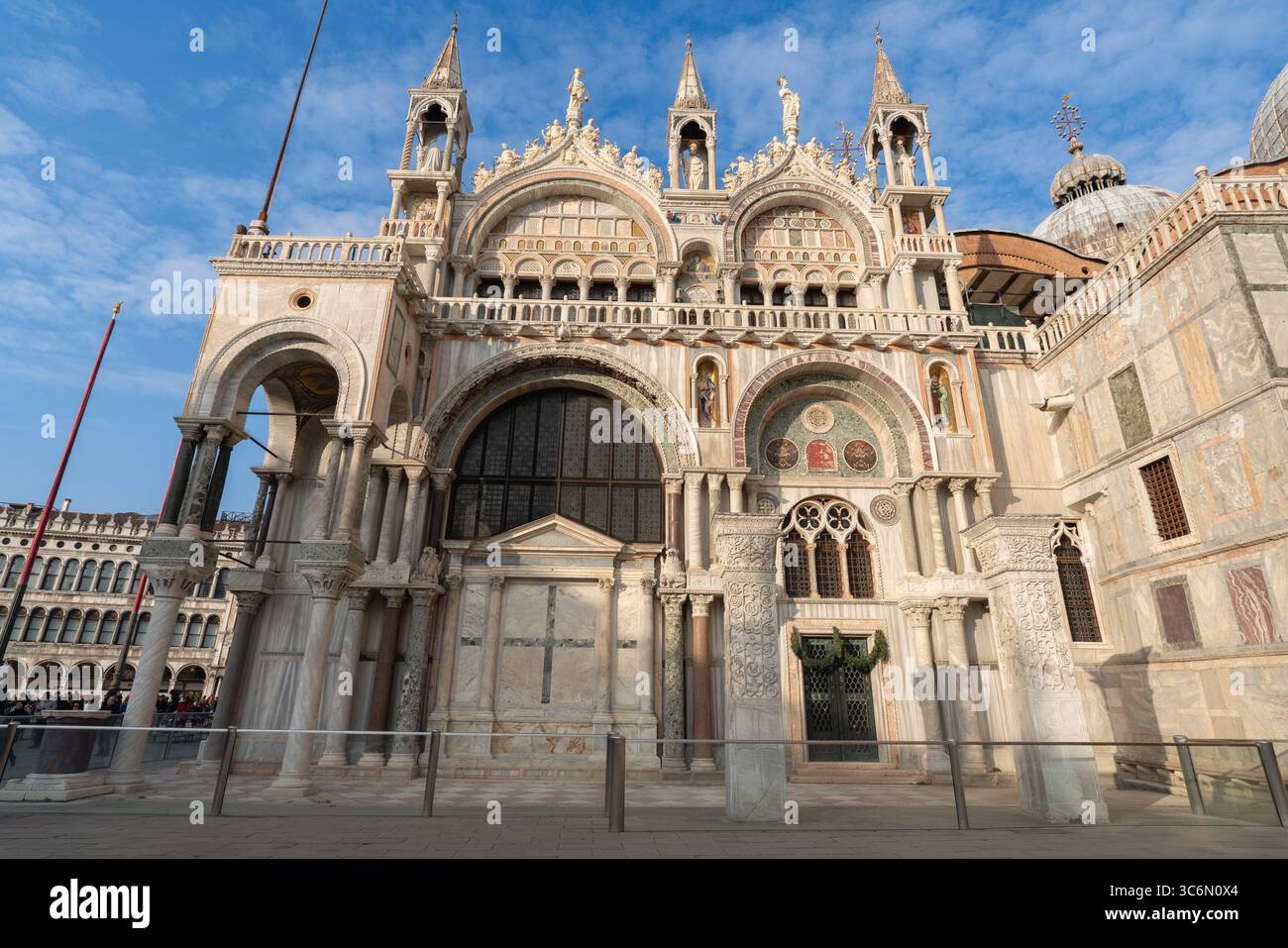 Seitenansicht der Kirche San Marco im byzantinischen Stil (Basilica di San Marco) in Venedig, Italien Stockfoto