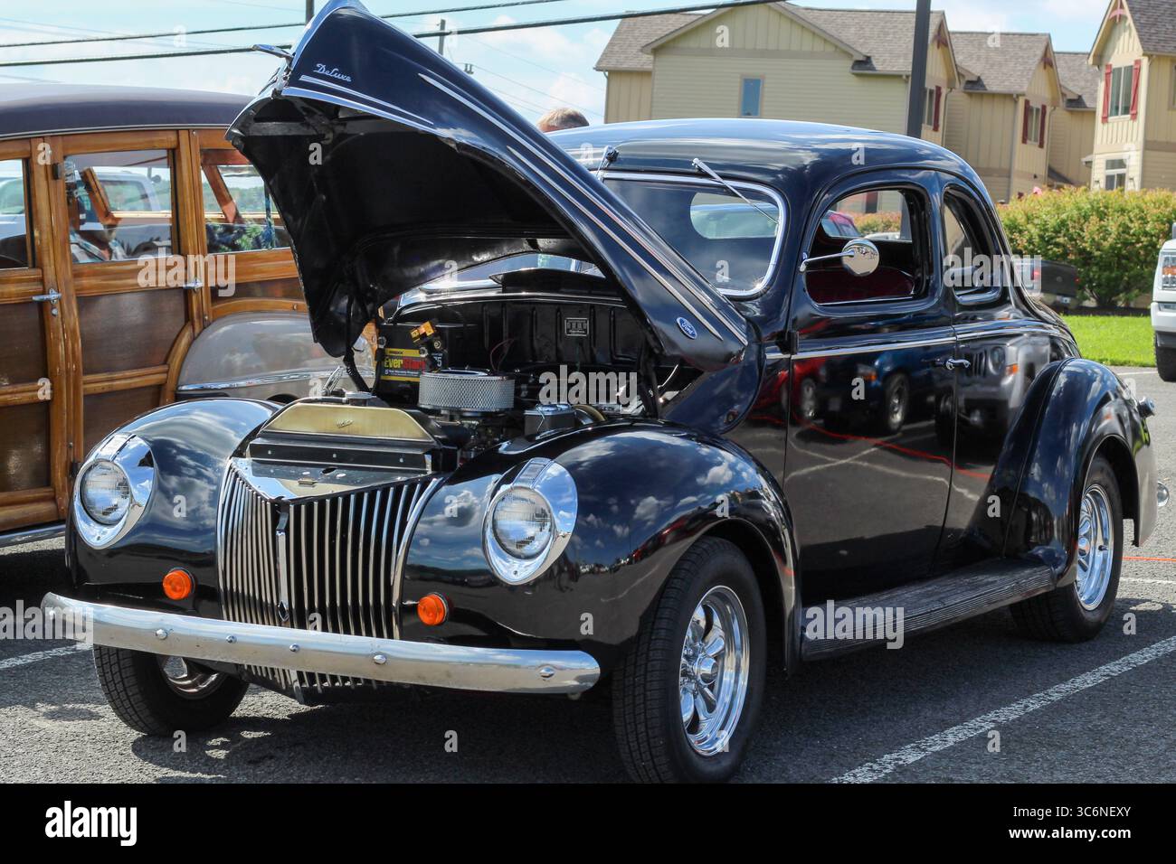 Oakland, Maryland, USA - 28. Juli 2025: Custom Ford Coupe Deluxe mit Motorhaube auf der Car Show Stockfoto