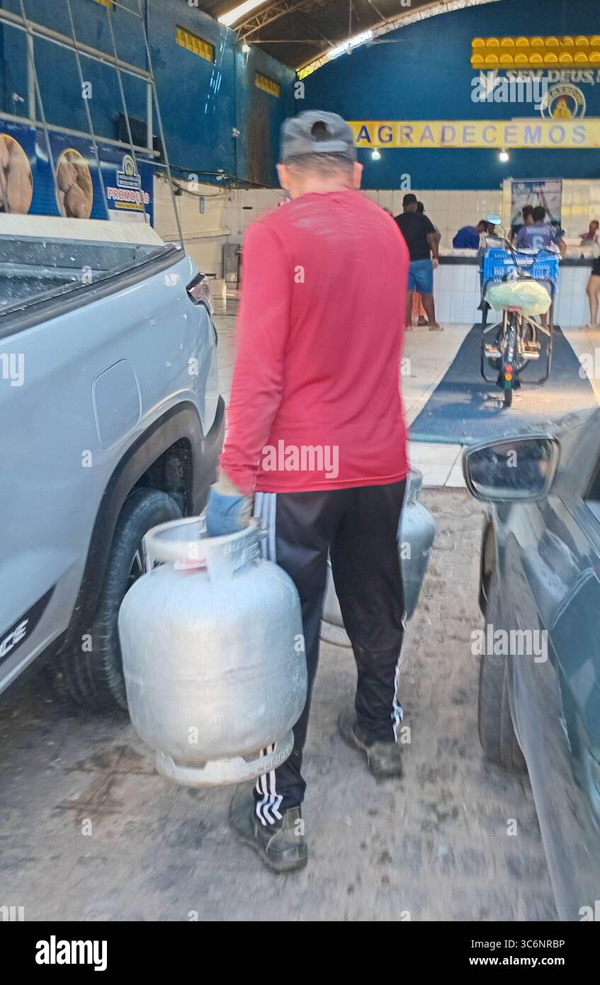 Maceió, AL - 31.07.2025: CAI PRECCO DO Gás NATURAL - Petrobras gibt Preissenkungen für Erdgas für Vertriebshändler bekannt. Petrobras kündigte an, den Preis für Erdgas, das an die Verteiler verkauft wird, ab dem 1. August um durchschnittlich 14 % zu senken. Der Rückgang wurde auf der Grundlage der Preise im vorangegangenen Quartal berechnet und spiegelt die Variation zweier Hauptfaktoren wider: Der internationale Preis für Rohöl Brent, der um 11 % fiel, und die Aufwertung des Reals gegenüber dem Dollar um 3,2 % in diesem Zeitraum. (Foto: Pablo De Luca/Fotoarena) Stockfoto