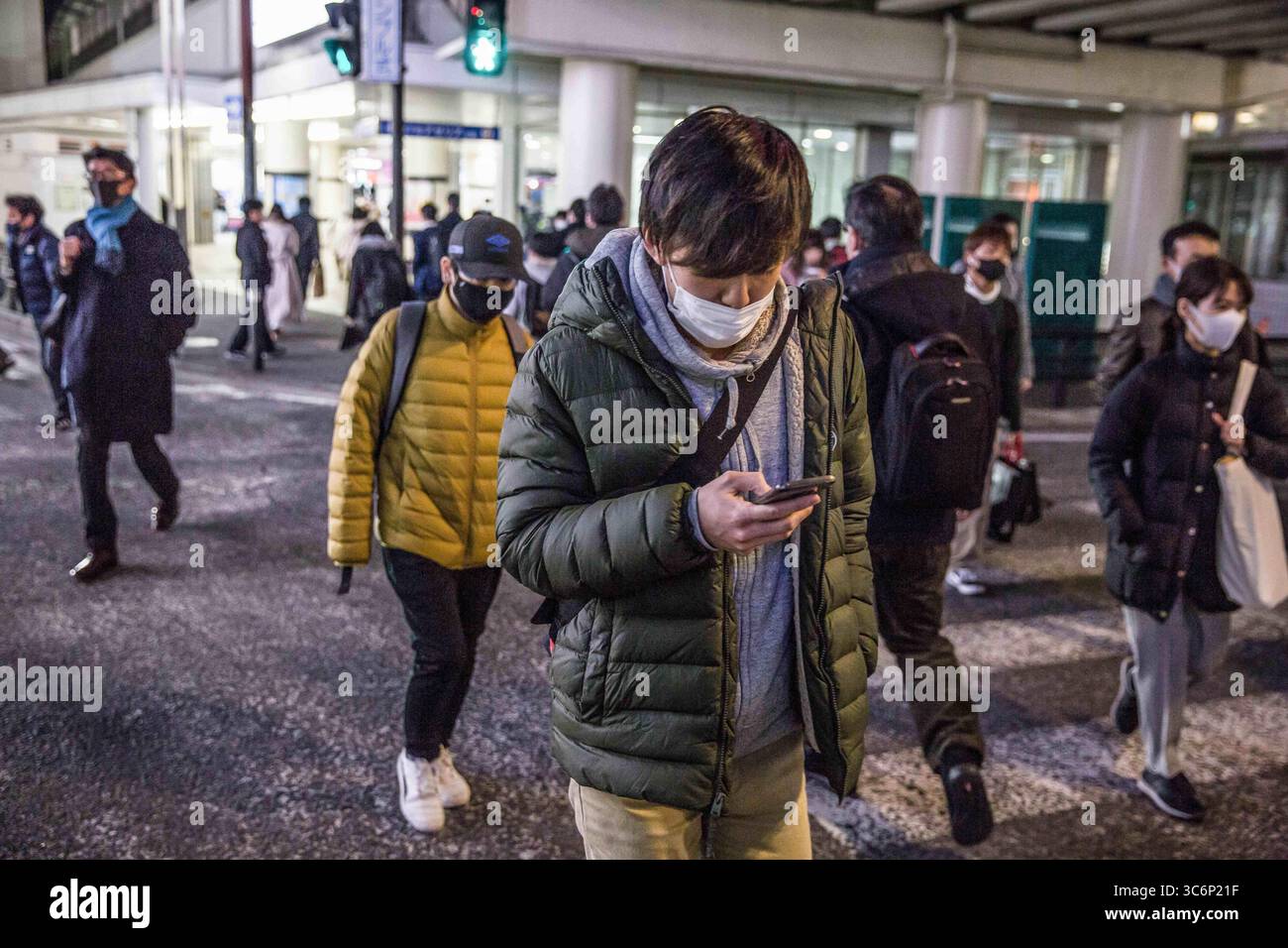 13. Januar 2021, Kawasaki, Kanagawa, Japan: Fußgänger mit Gesichtsmasken überqueren die Straße in der Nähe des Bahnhofs Keikyu Kawasaki. (Foto: © Stanislav Kogiku/SOPA Bilder via ZUMA Wire) Stockfoto
