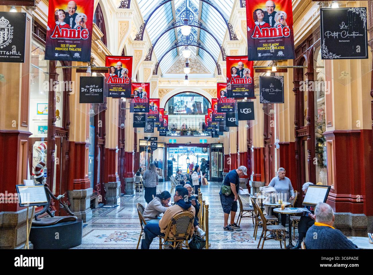 Die Einkaufspassage Block im Stadtzentrum von Melbourne, kunstvolle Architektur aus dem 19. Jahrhundert mit Mosaikböden, Café und Cafés und UGG-Geschäft Stockfoto