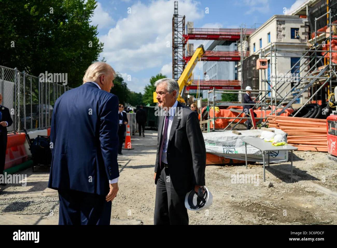Präsident Donald J. Trump besucht am 24. Juli 2025 mit dem Fed-Vorsitzenden Jerome Powell das Hauptquartier der Federal Reserve in Washington, D.C., um die Fortschritte bei der Renovierung zu untersuchen und die Geldpolitik zu diskutieren. Bild mit freundlicher Genehmigung des Weißen Hauses. Stockfoto