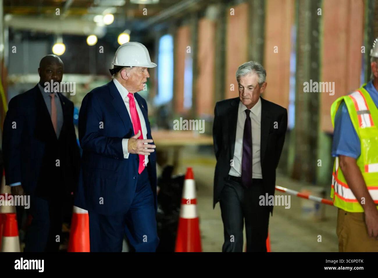 Präsident Donald J. Trump besucht am 24. Juli 2025 mit dem Fed-Vorsitzenden Jerome Powell das Hauptquartier der Federal Reserve in Washington, D.C., um die Fortschritte bei der Renovierung zu untersuchen und die Geldpolitik zu diskutieren. Bild mit freundlicher Genehmigung des Weißen Hauses. Stockfoto