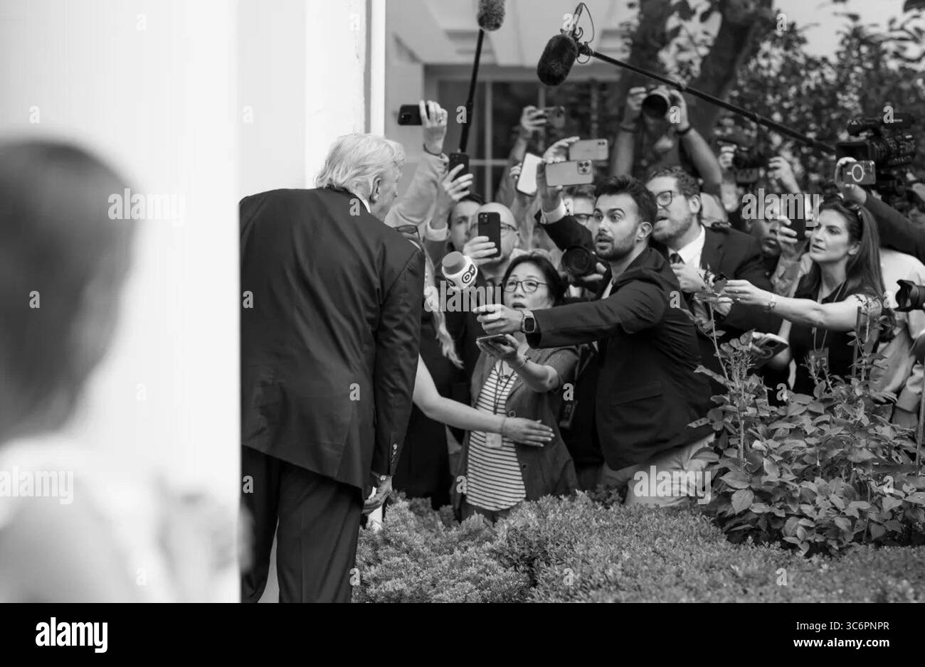 Präsident Donald Trump hält bei seiner Rückkehr von seiner Schottland-Reise in der Nähe des Rosengartens des Weißen Hauses an, um mit Mitgliedern der Presse zu sprechen. Washington, D.C. 29. Juli 2025. Bild mit freundlicher Genehmigung des Weißen Hauses. Stockfoto