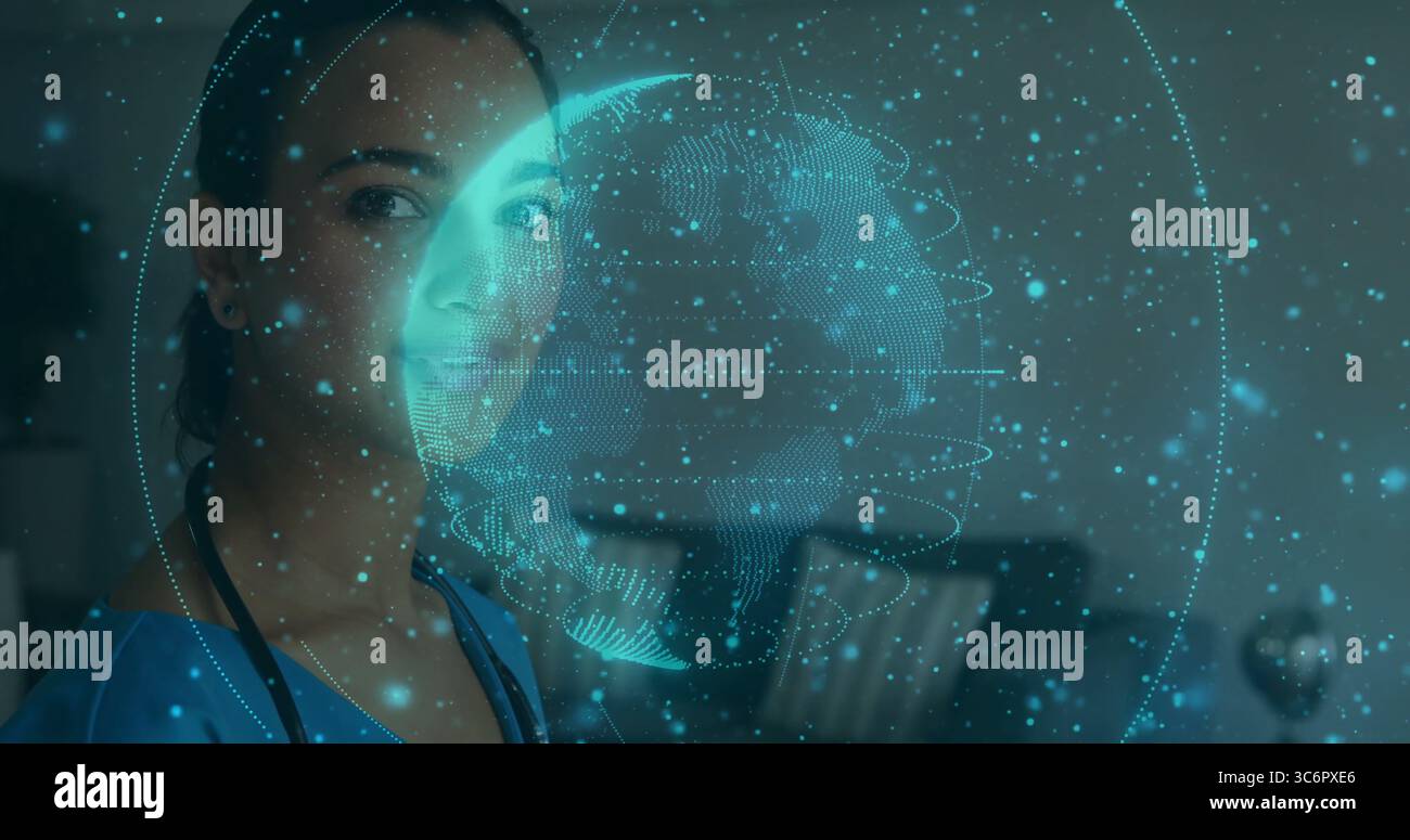 Stehende Ärztin, die zu Hause blaue Peelings und Stethoskop trägt, mit holografischer digitaler Kugel Stockfoto