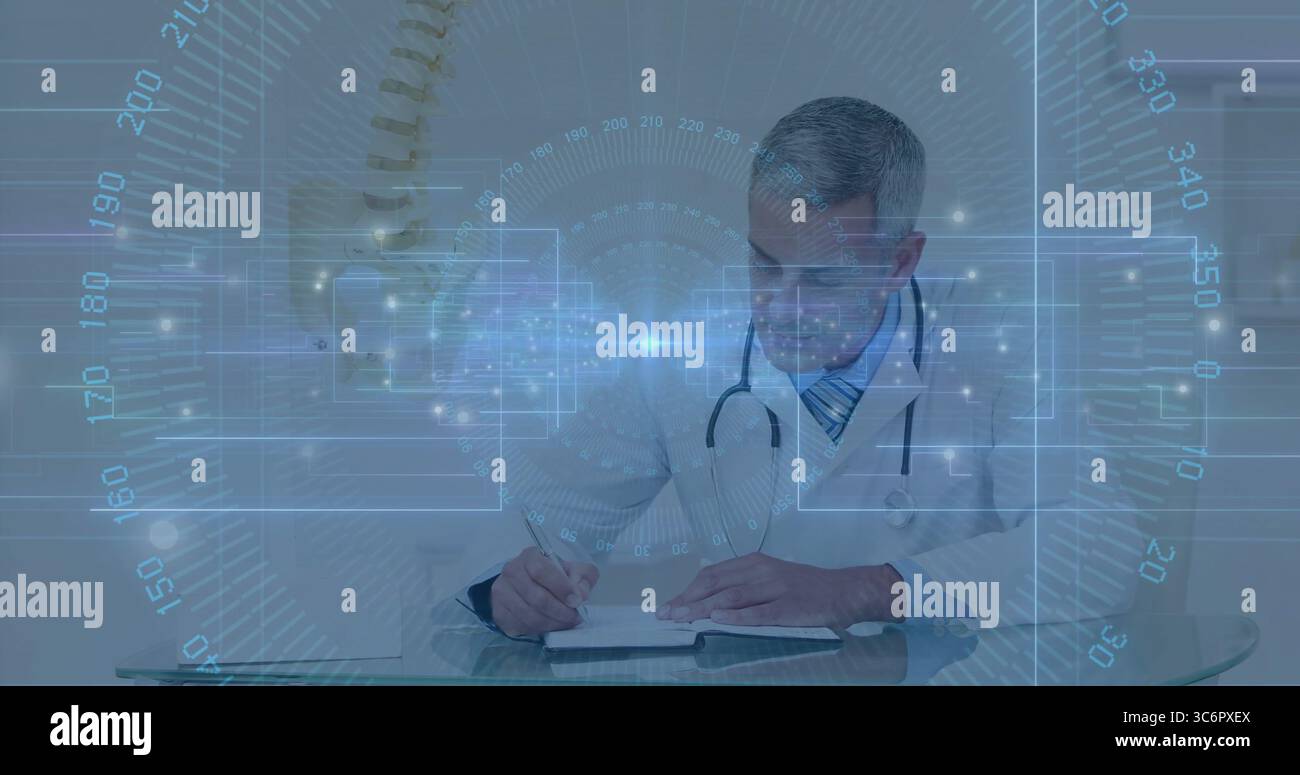 Schreibender Arzt mit weißem Fell, Kritzelnotizen in der Klinik mit Stethoskop und digitalen Overlays Stockfoto