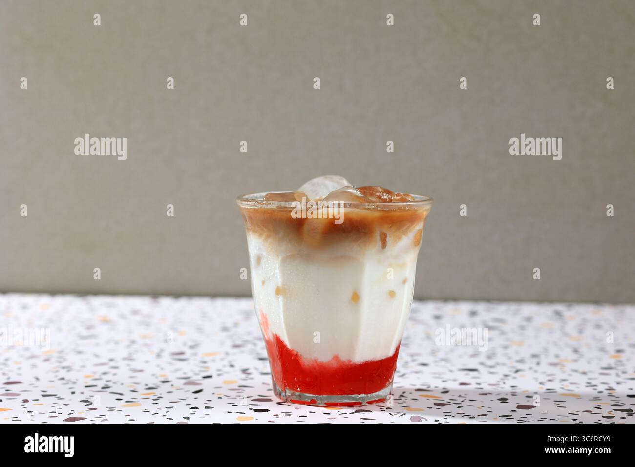 Ice Coffee Latte mit Sirup aus Erdbeermarmelade, ErdbeerEspresso Stockfoto