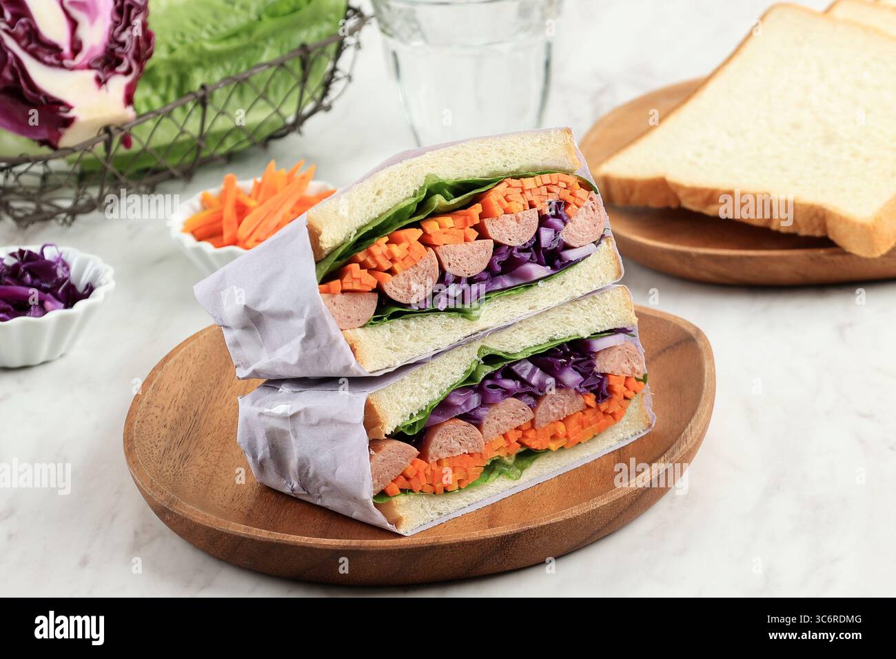 Wanpaku, Japanisches Sandwich. Weißbrot mit Rotkohl, Karotte, Salat und Wurst. Stockfoto