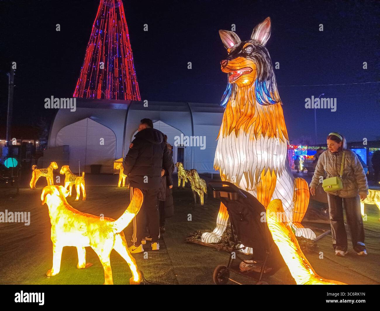 Toronto, ON, Kanada – 18. Oktober 2024: Die massiven Illumi-Lichtstatuen und -Installationen werden auf dem Lichtfestival in Toronto vorgestellt. Stockfoto Toronto, ON, Kanada – 18. Oktober 2024: Die massiven Illumi-Lichtstatuen und -Installationen werden auf dem Lichtfestival in Toronto vorgestellt. Stockfoto