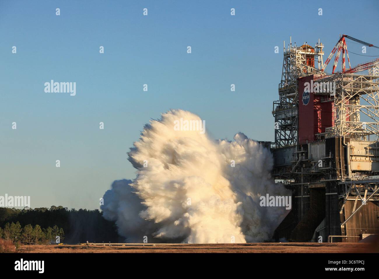 16. Januar 2021 - Bay St. Louis, Missouri, USA - die Kernphase des ersten Fluges der NASA Space Launch System-Rakete wird im B-2 Teststand während eines geplanten 8-minütigen Heißfeuertests am Samstag, den 16. Januar 2021, im Stennis Space Center in der Nähe von Bay St. Louis, Mississippi gesehen. Die vier RS-25-Motoren feuerten etwas länger als eine Minute und erzeugten 1,6 Millionen Pfund Schub. Das heiße Feuer ist der letzte Test der Green Run Testserie, eine umfassende Bewertung der Kernstufe des Space Launch Systems vor dem Start der Artemis I Mission zum Mond. (Kreditbild Stockfoto