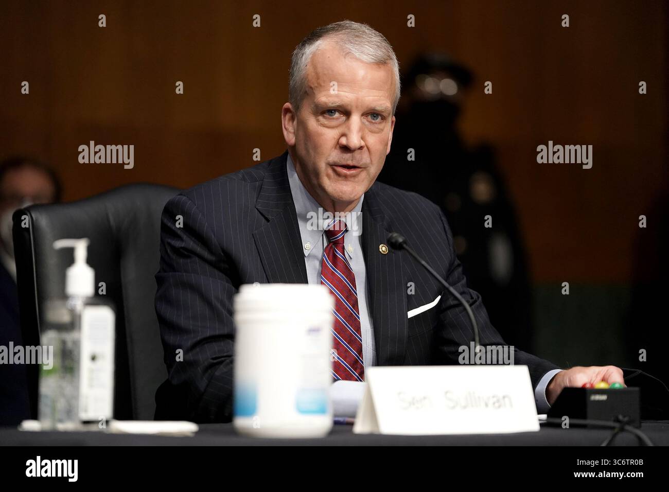 19. Januar 2021, Washington, District of Columbia, USA: US-Senator Dan Sullivan (Republikaner von Alaska) stellt den designierten US-Präsidenten Joe Biden als Verteidigungsminister nominierten General Lloyd Austin während seiner Bestätigungsverhandlung vor dem Senat Armed Services Committee am Dienstag, den 19. Januar 2021 vor (Credit Image: © Greg Nash - Pool via CNP/CNP via ZUMA Wire) Stockfoto