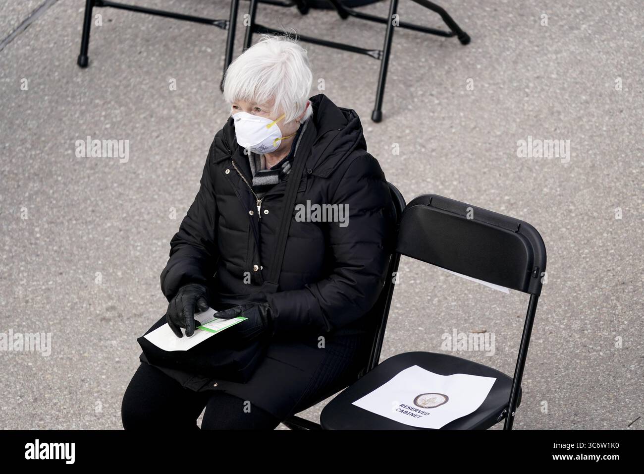 20. Januar 2021, Washington, District of Columbia, USA: Janet Yellen, der designierte US-Finanzminister Joe Biden trägt eine Schutzmaske, während er am Mittwoch, den 20. Januar, bei der 59. Amtseinführung des Präsidenten in Washington, D.C., USA, anwesend ist. 2021. Biden wird an seinem ersten Tag als Präsident eine umfassende Überholung der Einwanderung vorschlagen, einschließlich eines verkürzten Weges zur US-Staatsbürgerschaft für Migranten ohne Papiere - eine vollständige Umkehr von Donald Trumps Einwanderungsbeschränkungen und Durchgreifungen, die jedoch im Kongress mit großen Straßensperren konfrontiert ist. Fotograf: Kevin Dietsch/UPI (Credit Ima Stockfoto