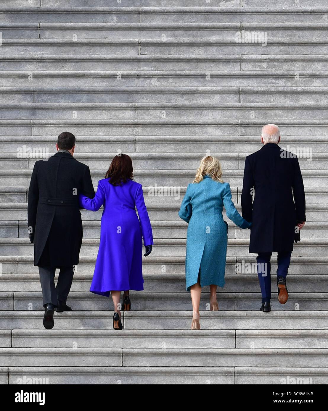 20. Januar 2021, Washington, District of Columbia, USA: Der designierte US-Präsident JOE BIDEN, Ehefrau JILL BIDEN, die designierte US-Vizepräsidentin KAMALA HARRIS und Ehemann DOUGLAS EMHOFF treffen zur 59. Präsidenteneinweihung in Washington, DC ein. (Bild: © David Tulis/CNP via ZUMA Wire) Stockfoto