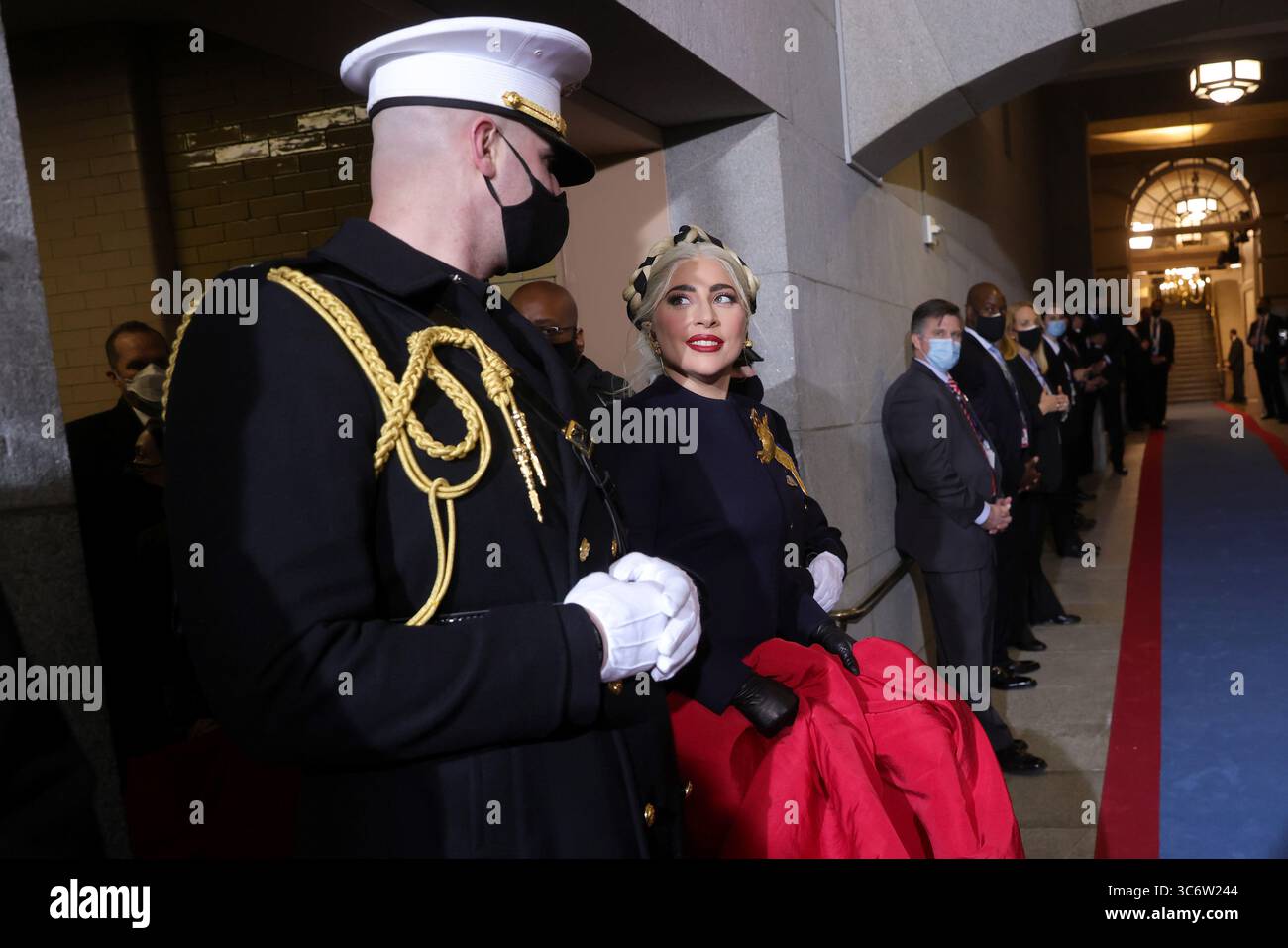 20. Januar 2021, Washington, District of Columbia, USA: WASHINGTON, DC - 20. JANUAR: Lady Gaga mit US-Marine-Escort Captain Evan Campbell singt die Nationalhymne bei der Amtseinführung des designierten US-Präsidenten Joe Biden an der Westfront des US-Kapitols am 20. Januar 2021 in Washington, DC. während der heutigen Einweihungszeremonie wird Joe Biden 46. Präsident der Vereinigten Staaten. (Foto: Win McNamee/Getty Images) (Foto: © Win McNamee/CNP via ZUMA Wire) Stockfoto