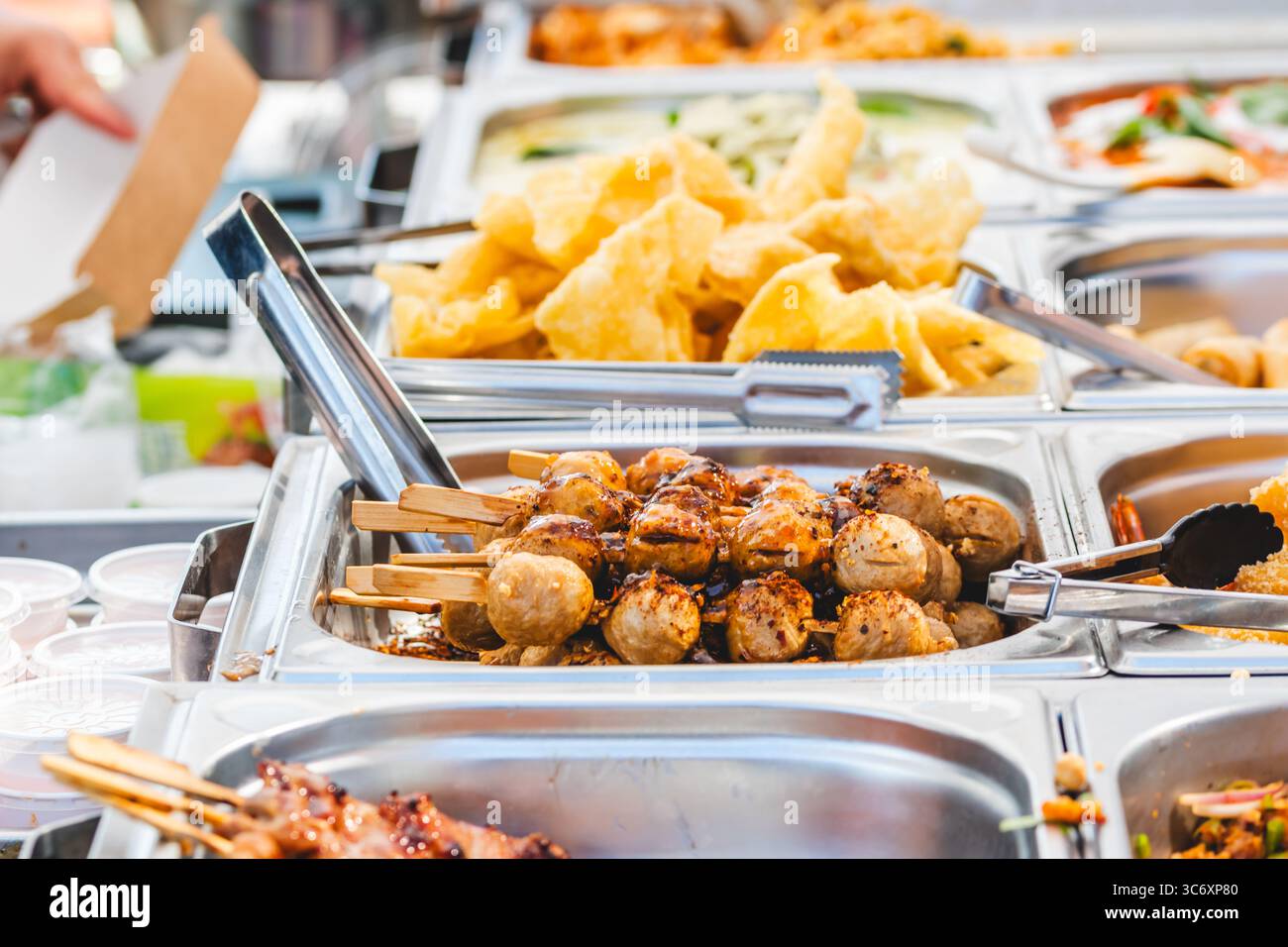 Spieße mit thailändischen Fleischbällchen an einem Imbissstand, thailändisches Streetfood Stockfoto