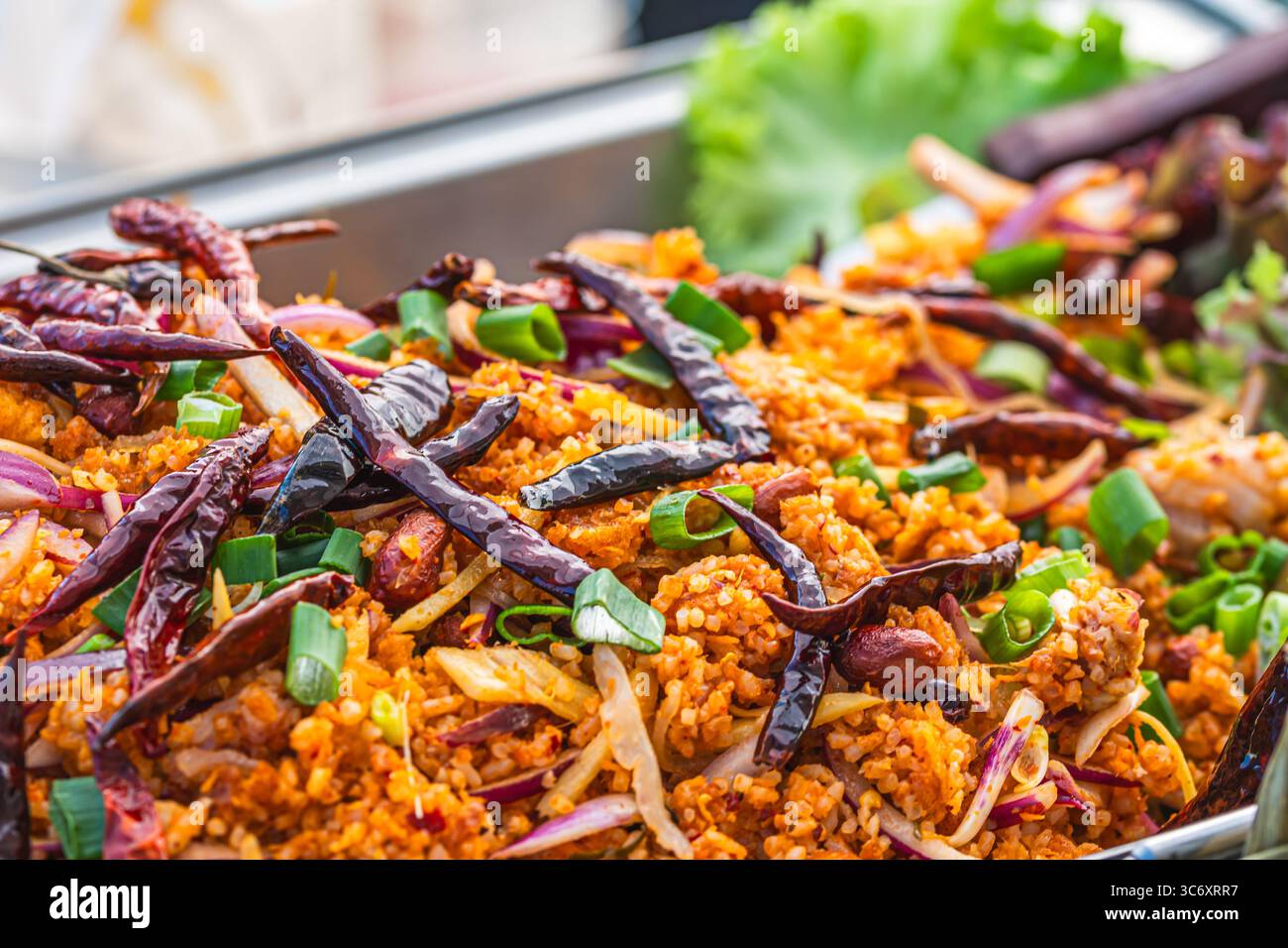 Bulgur-Salat mit Chili und Erdnüssen an einem thailändischen Imbissstand Stockfoto