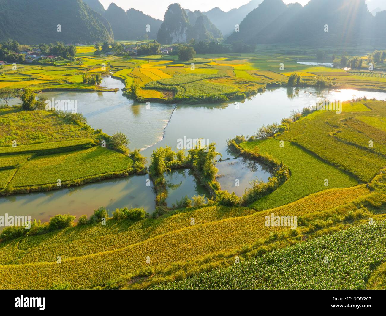 Aus der Vogelperspektive des Phong Nam-Tals, Provinz Cao Bang, Vietnam mit Fluss, Natur, Reisfeldern, wunderschönes Reiseziel in Nordvietnam. Reise und lan Stockfoto