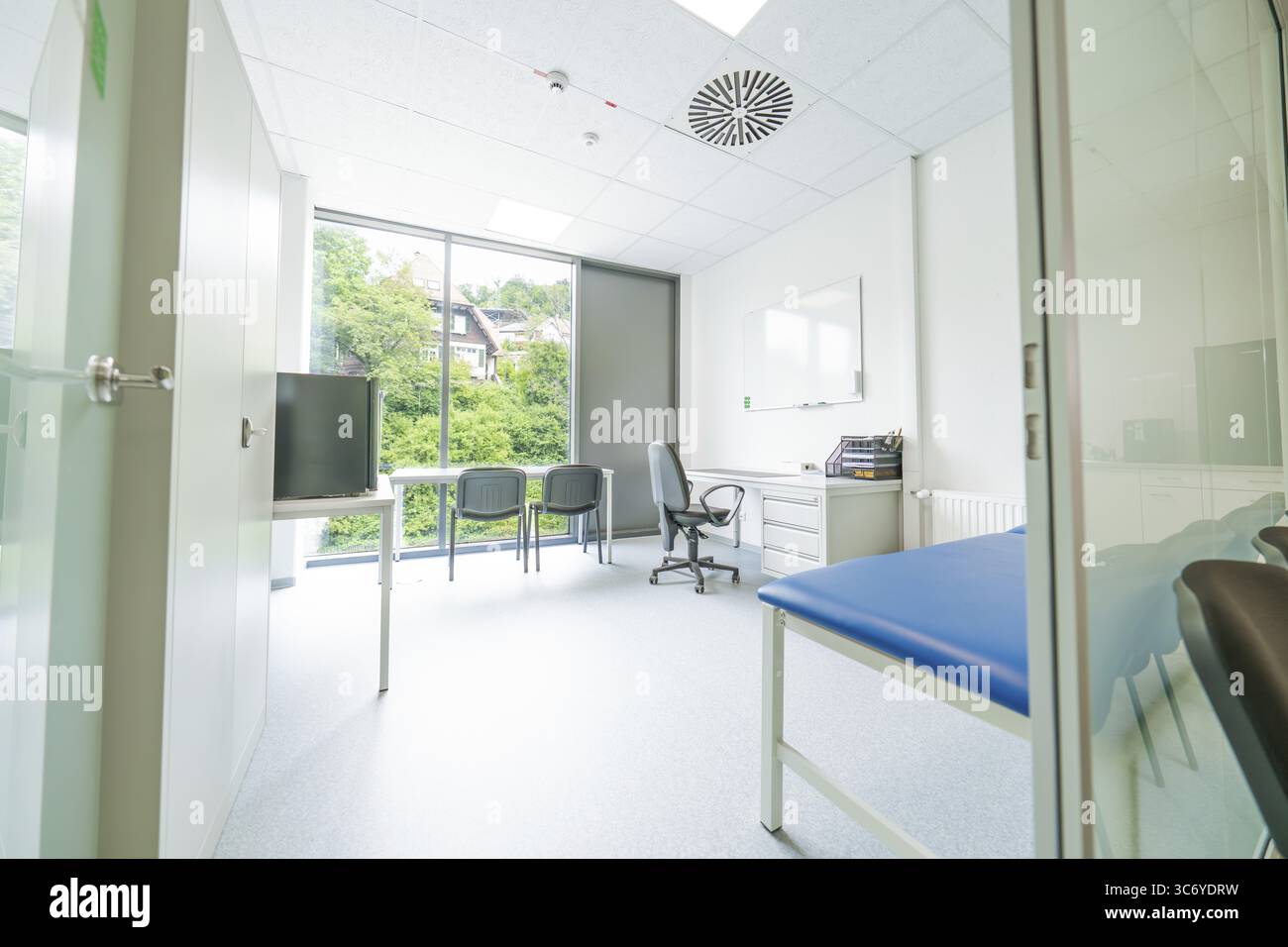 Modernes Büro mit großem Fenster und Blick auf die Natur, Care Connect, Impfkiosk für Flüchtlinge, Calw, Deutschland Stockfoto