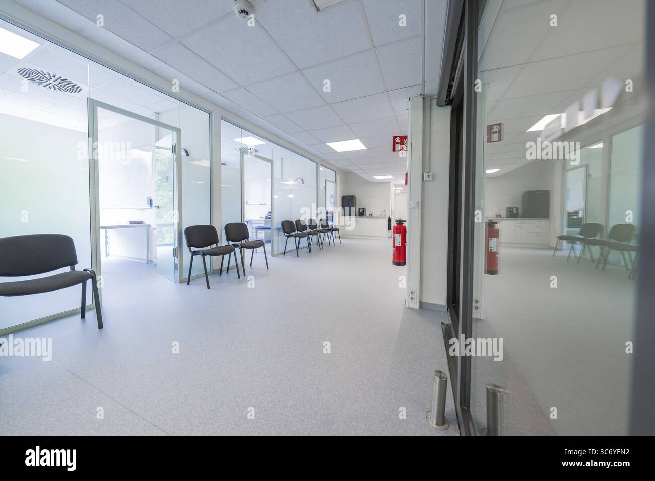 Flur mit mehreren Stühlen für Wartezimmer, modernes Design, Care Connect, Impfkiosk für Flüchtlinge, Calw, Deutschland Stockfoto