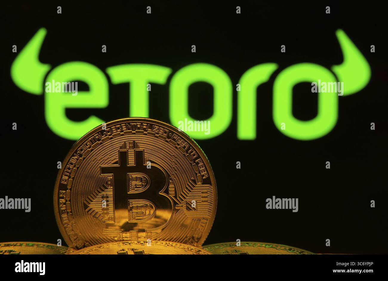 Dhaka, Bangladesch, 27. März 2025: Nahaufnahme von Bitcoin-Münzen mit dem  Coinmarketcap-Logo auf einem Bildschirm im Hintergrund Stockfotografie -  Alamy