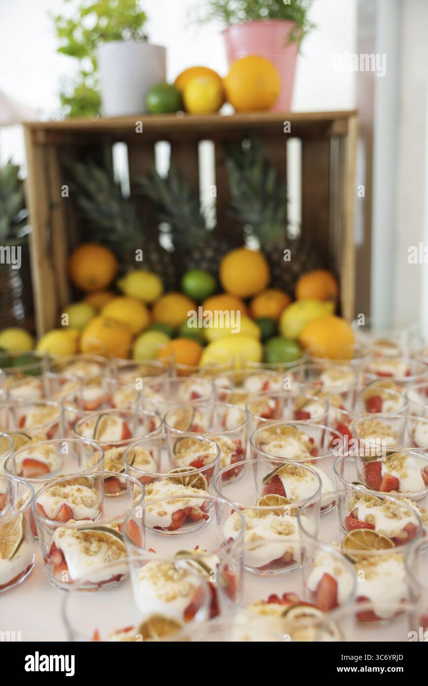 Mehrere Gläser cremiges Dessert und Obst, darunter Erdbeeren und Limettenscheiben am Buffet, Köln, Nordrhein-Westfalen, Deutschland Stockfoto