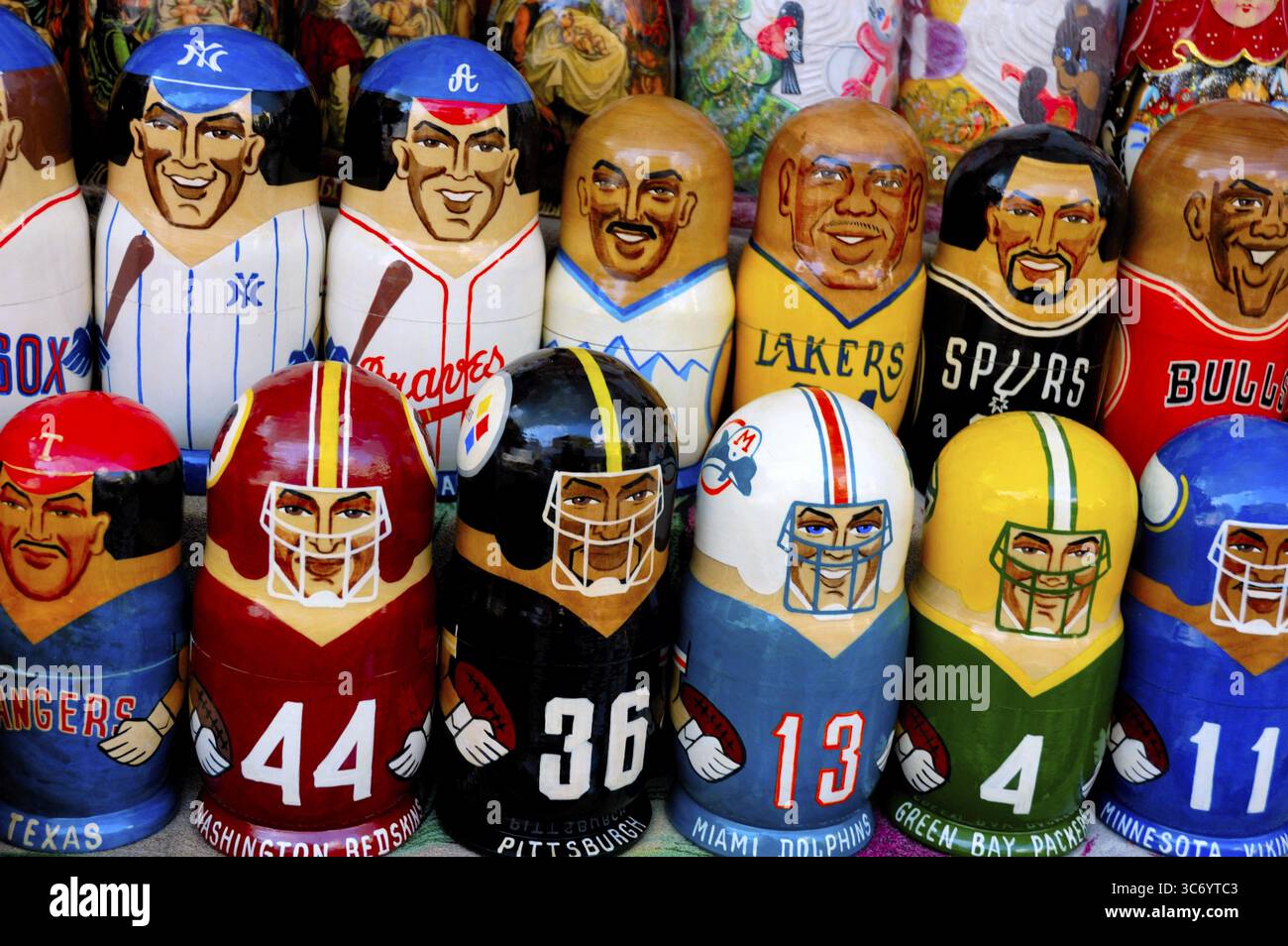 Farbenfrohe Set dekorativer amerikanischer Sportspieler, die in Reihen stehende Puppen Matreshkas nisten. Ukrainische Souvenirs und Kunsthandwerk. Baseballbasketb Stockfoto