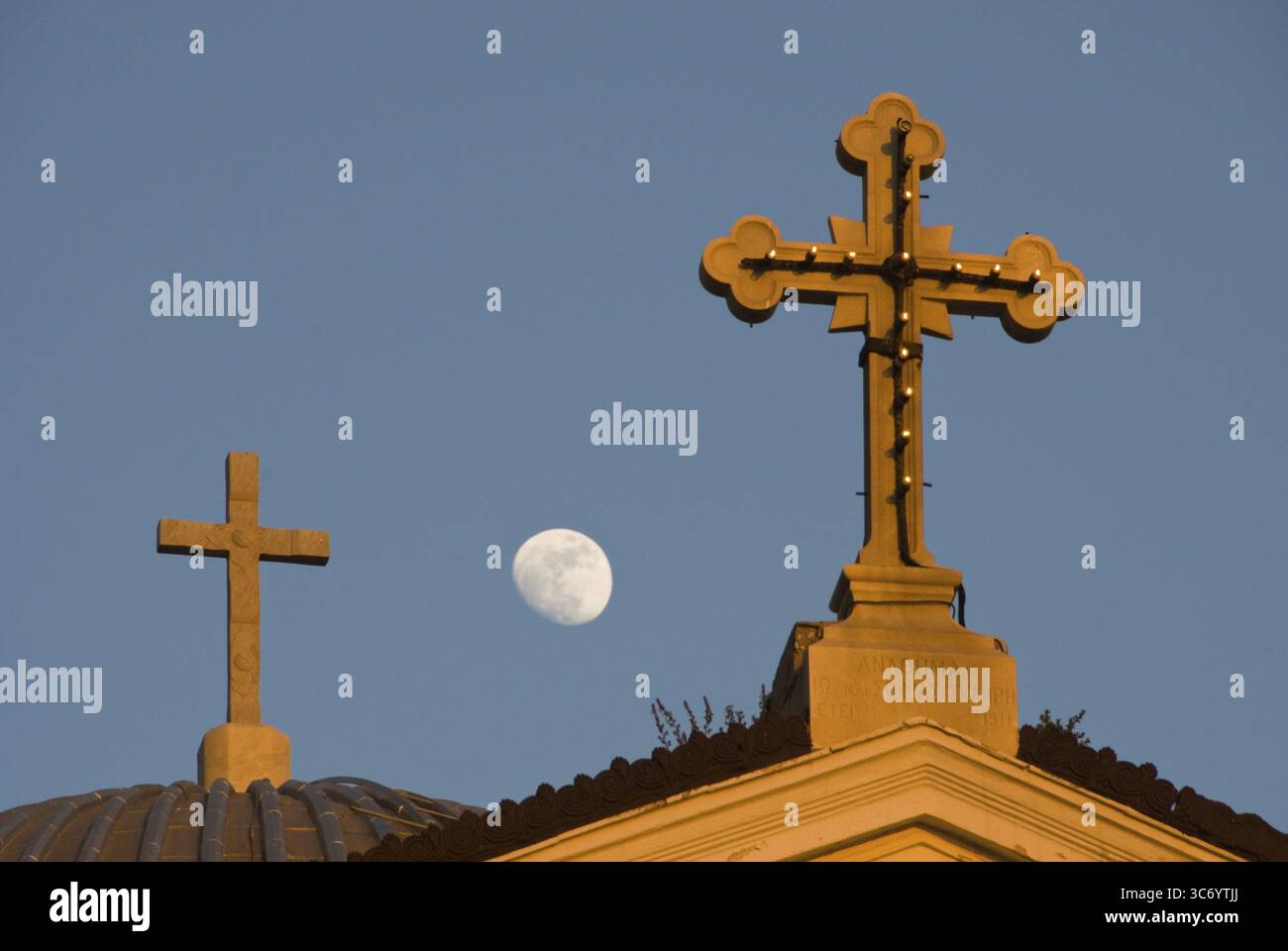 Mond im Zeichen des Kreuzes, Piräus, Griechenland, Südeuropa Stockfoto