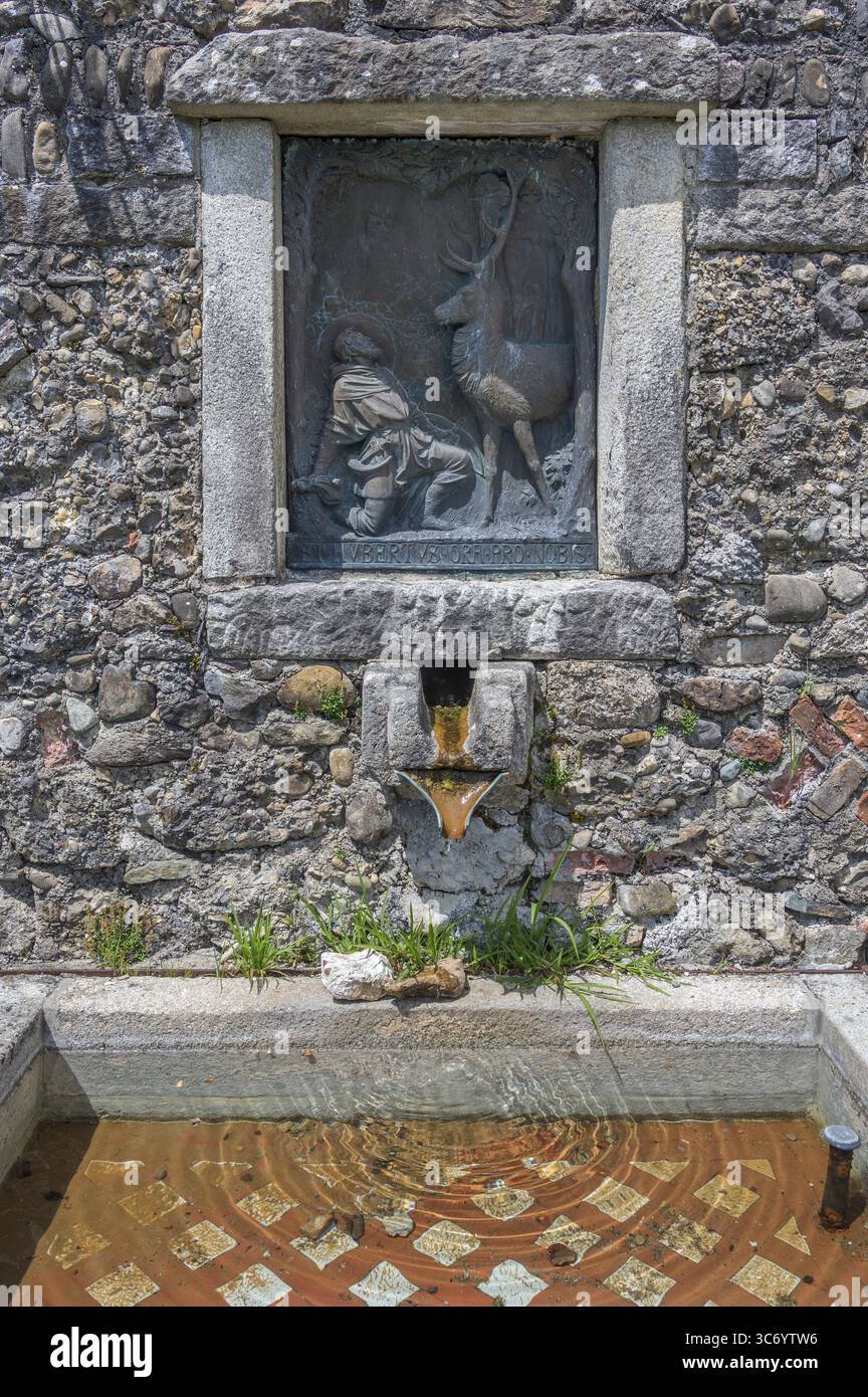 Hbertusbrunnen mit Metallrelief, Schloss Zeil, bei Leutkirch, Allgaeu, Schwaben, Baden-Württemberg, Deutschland Stockfoto