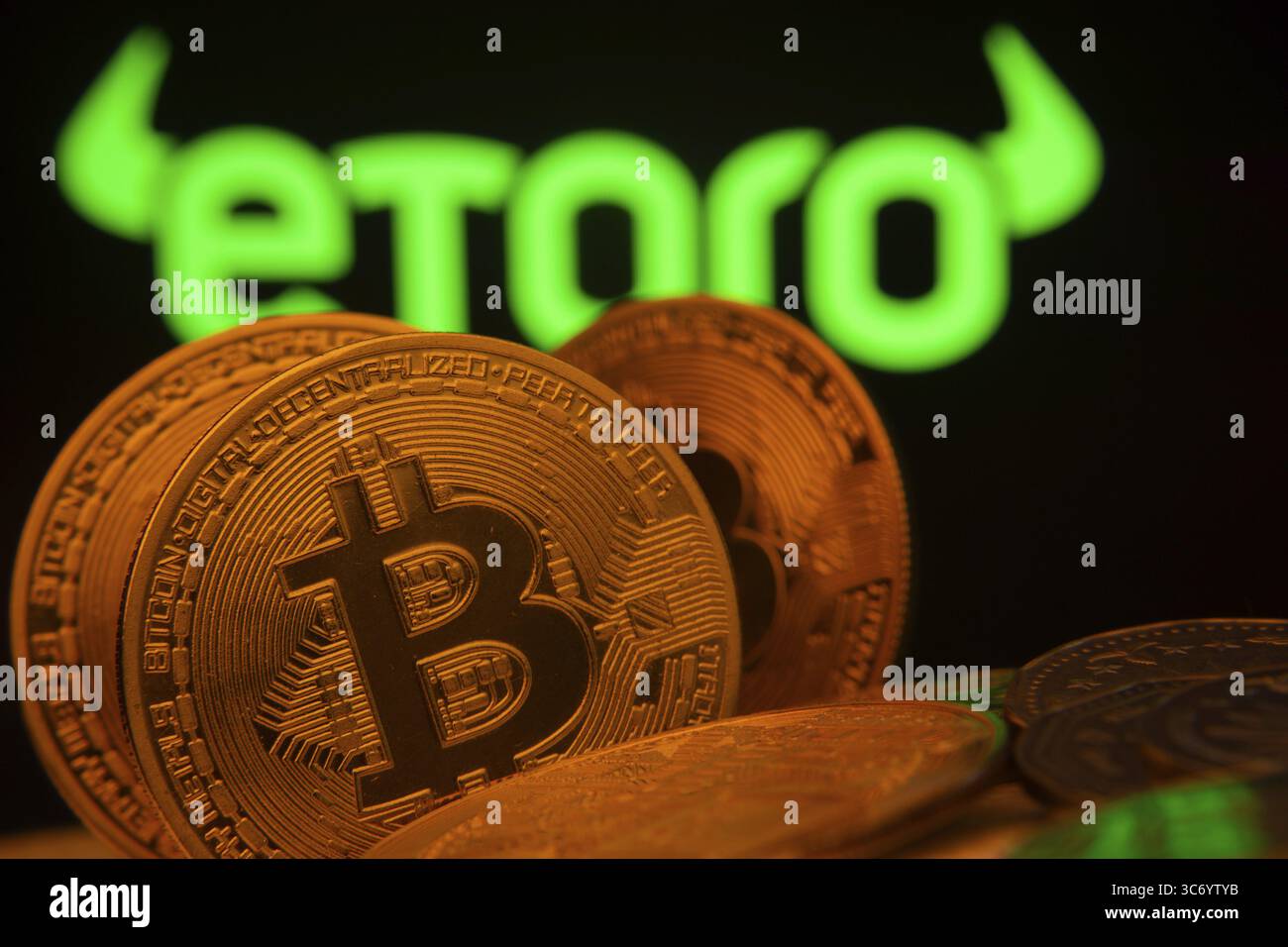 Dhaka, Bangladesch, 27. März 2025: Nahaufnahme von Bitcoin-Münzen mit dem  Coinmarketcap-Logo auf einem Bildschirm im Hintergrund Stockfotografie -  Alamy