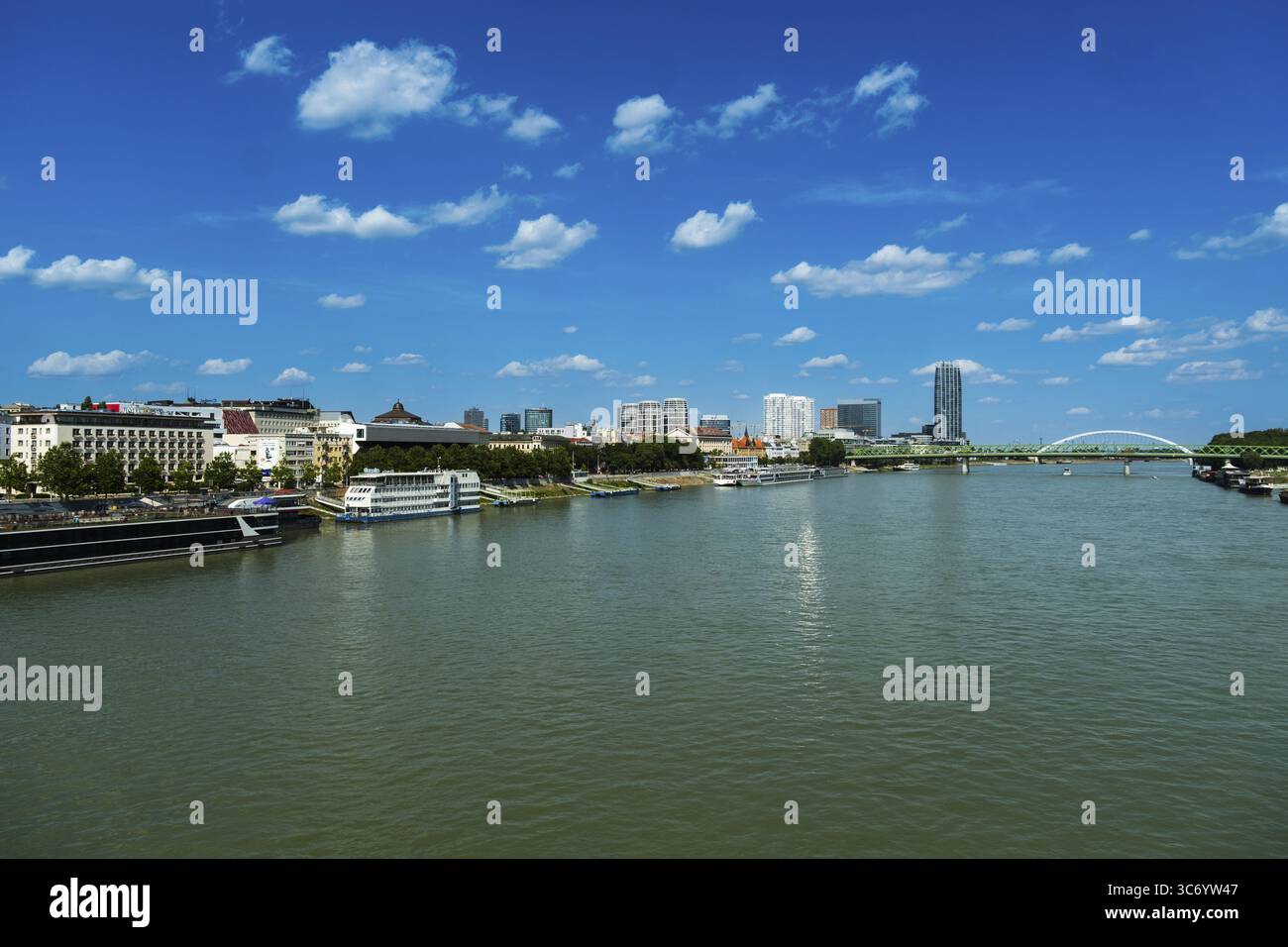 Blick auf die Ufer der Donau und die Skyline von Bratislava von der Brücke des Slowakischen Nationalaufstandes, Slowakei Stockfoto