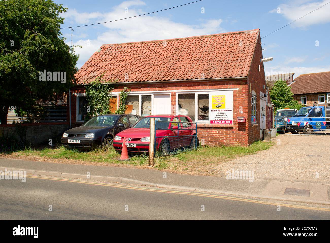 Verschrottet Autos vor einer kleinen Garage Stockfoto