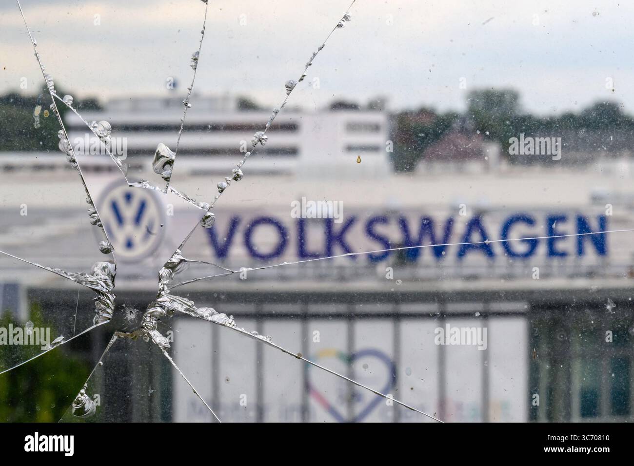 Chemnitz, Deutschland. 31. Juli 2025. Blick auf das Volkswagen-Motorenwerk Chemnitz durch eine gebrochene Fensterscheibe. Der Standort ist eines von drei Werken der Volkswagen Sachsen GmbH im Freistaat Sachsen. Quelle: Hendrik Schmidt/dpa/Alamy Live News Stockfoto