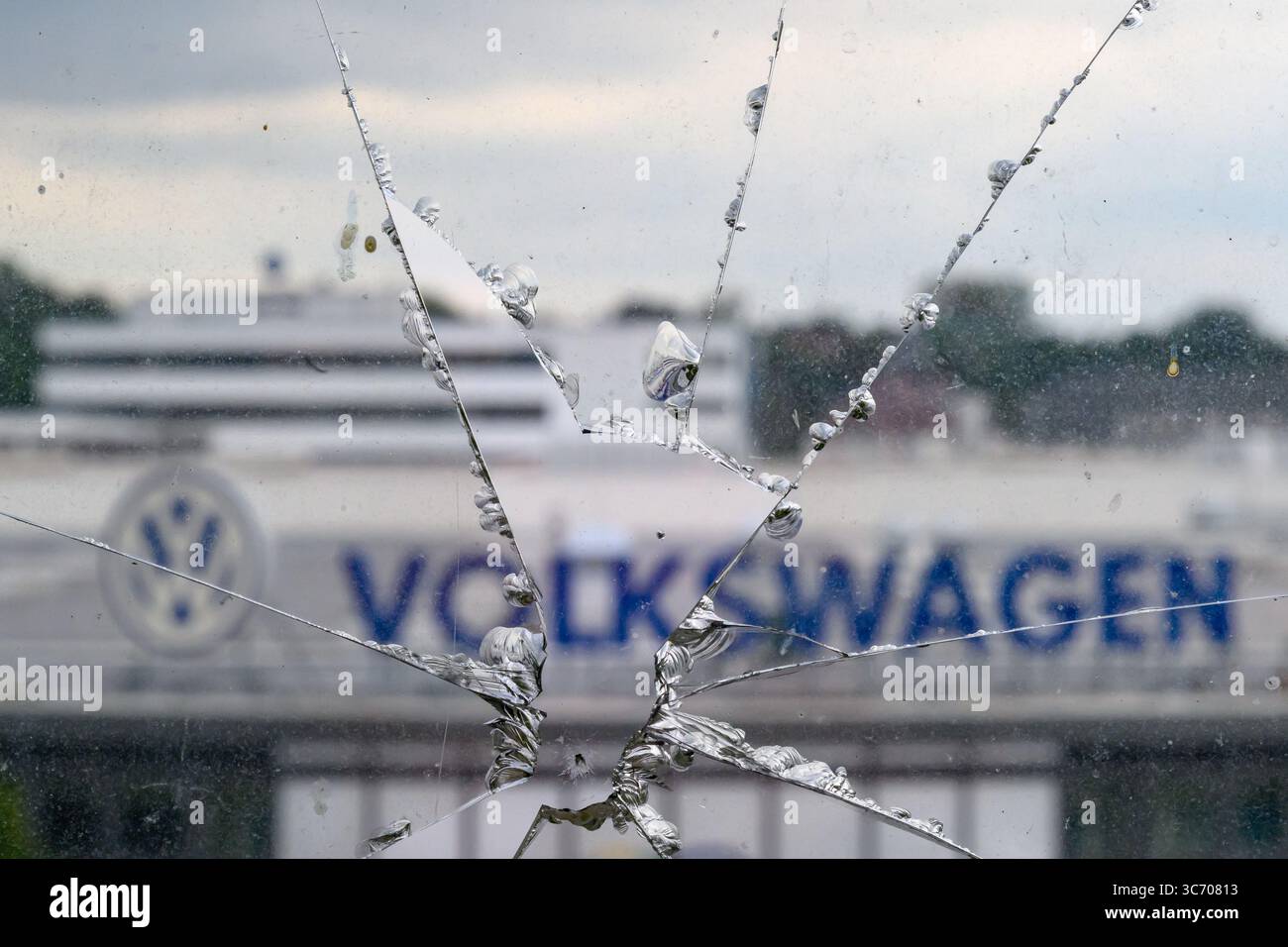 Chemnitz, Deutschland. 31. Juli 2025. Blick auf das Volkswagen-Motorenwerk Chemnitz durch eine gebrochene Fensterscheibe. Der Standort ist eines von drei Werken der Volkswagen Sachsen GmbH im Freistaat Sachsen. Quelle: Hendrik Schmidt/dpa/Alamy Live News Stockfoto