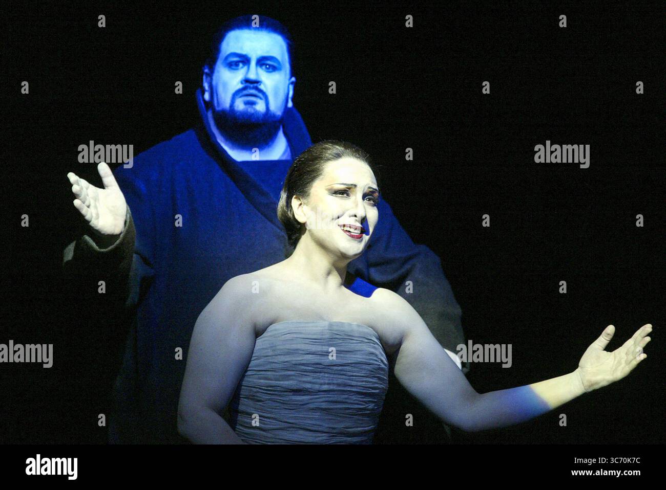 Letzte Szene - begraben: Johan Botha (Radames), Norma Fantini (Aida) in AIDA von Giuseppe Verdi an der Royal Opera, Covent Garden, London WC2 08/11/2003 Libretto: Antonio Ghislanzoni Dirigent: Antonio Pappano Regie, Design & Beleuchtung von Robert Wilson Stockfoto