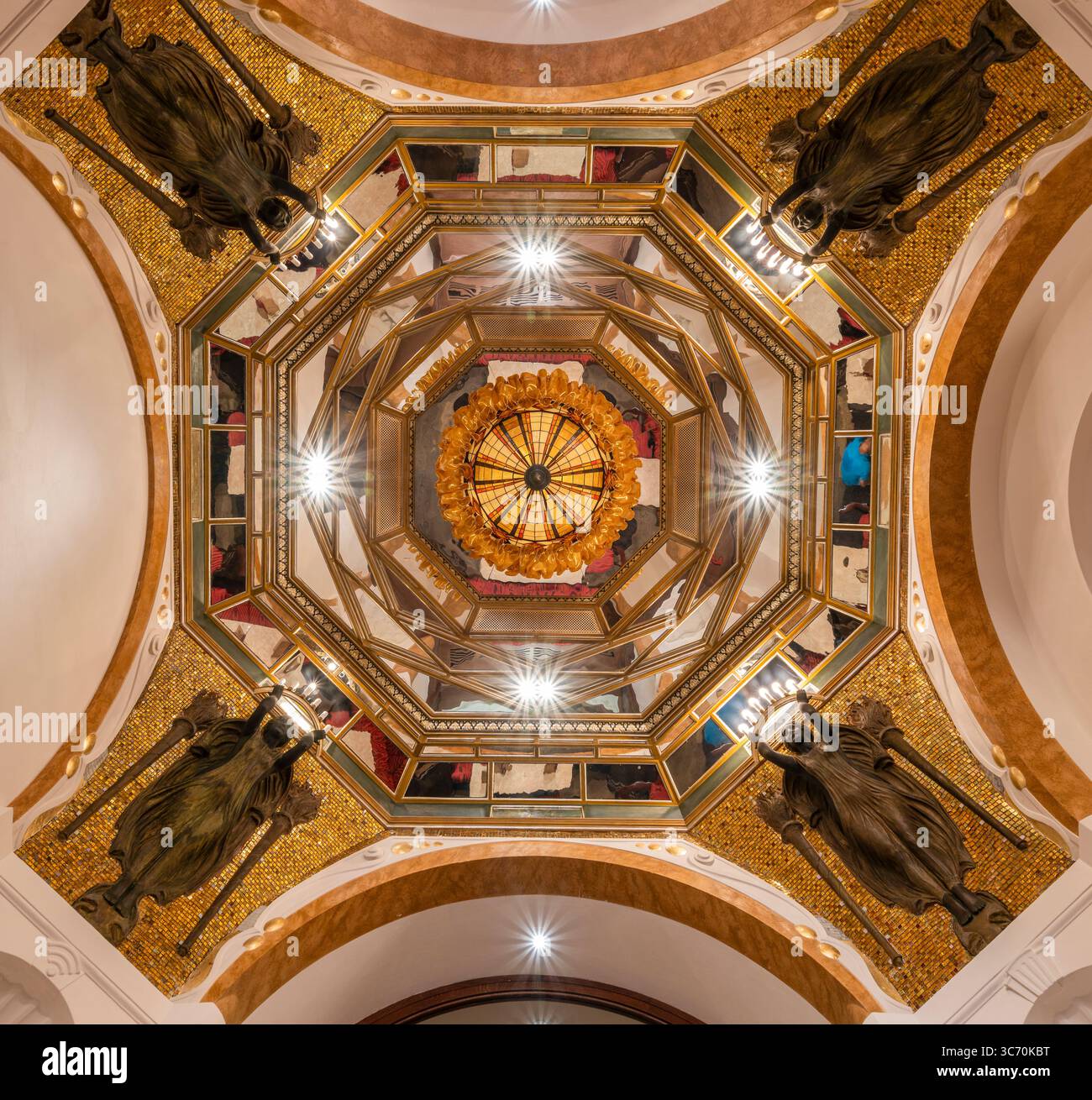 Im Art déco-Stil verspiegelte achteckige Decke, Sluka Coffee House, Wien, Österreich Stockfoto