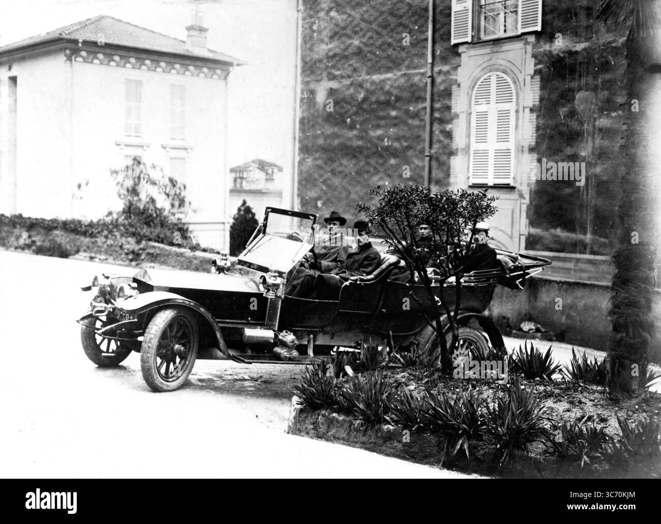 Der ehrenwerte Charles Stewart Rolls : Pionier im Bereich der Automobil- und Luftfahrt . Gesehen hier am Steuer eines Silbergeisters in Cannes, Frankreich . Um 1908 Stockfoto