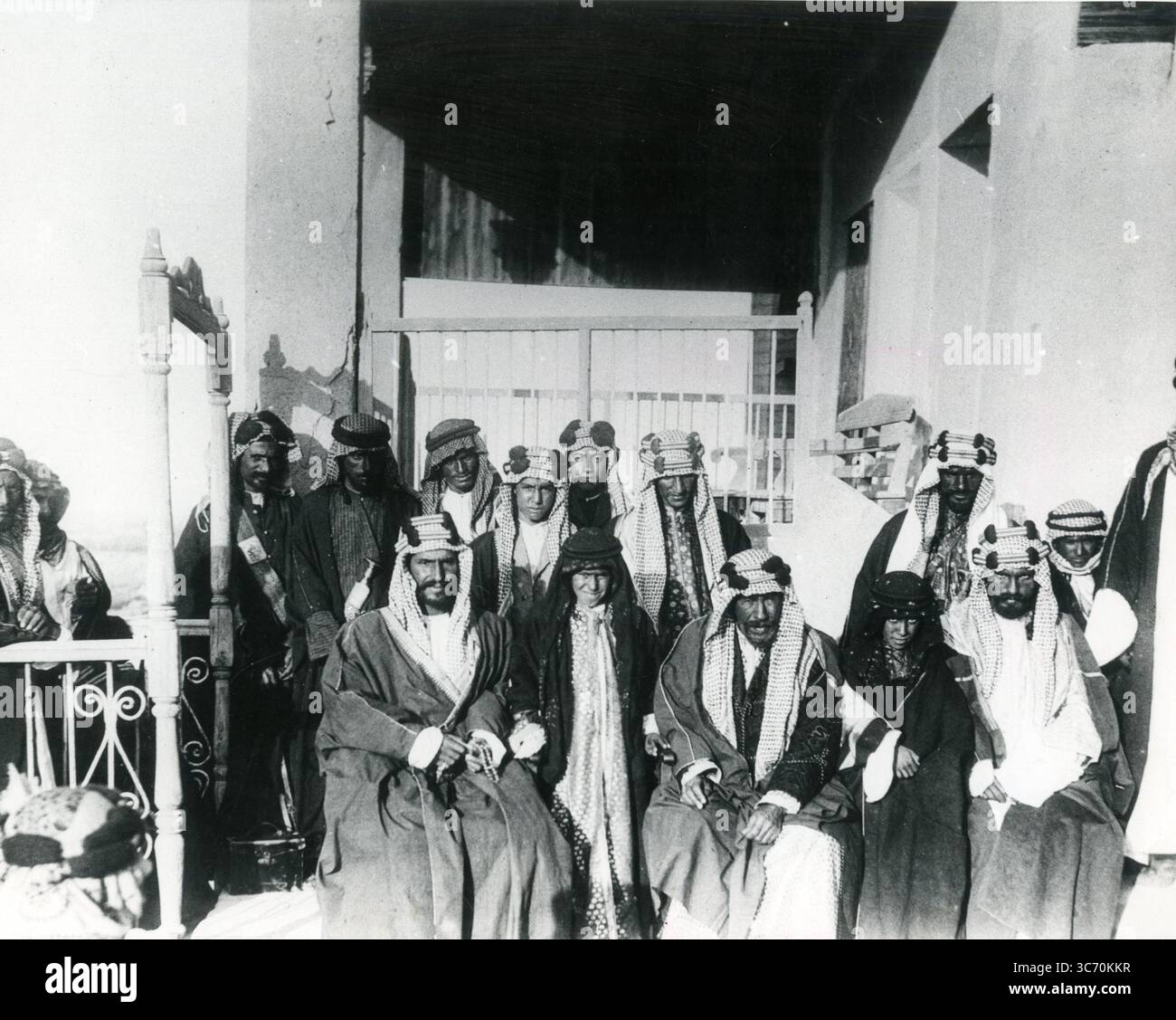 Abdulaziz von Saudi-Arabien und seine beiden Brüder mit Mubarak, dem Emir von Kuwait in Kuwait. 1910 Stockfoto