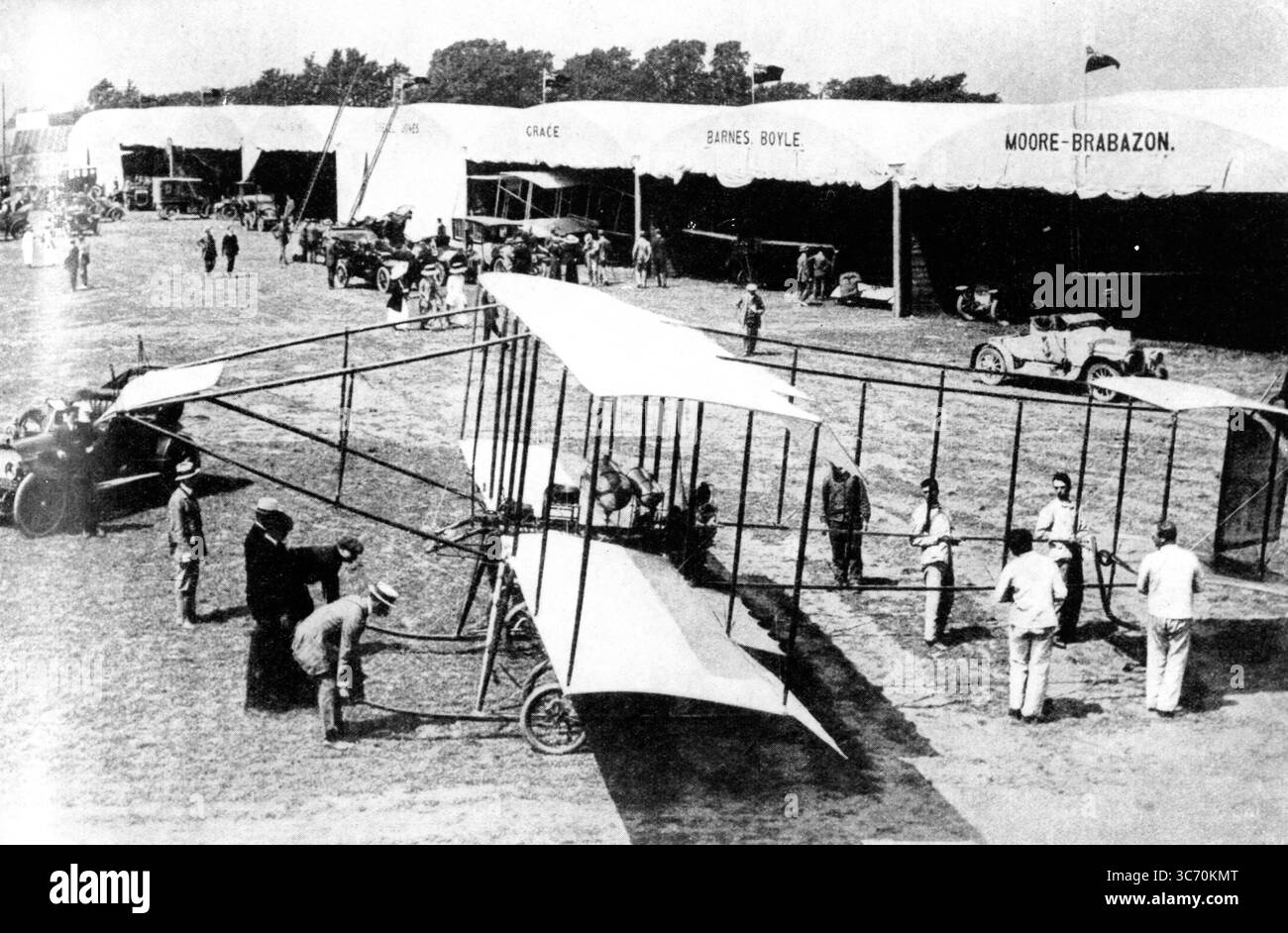 Der erste tödliche Unfall eines Fliegers in England : Mr. Rolls' Flugzeug in Bournemouth. Vor dem letzten Flug fotografiert , bereiten die Hon CS Rolls und sein Team sein Flugzeug vor . 12. Juli 1910 Stockfoto