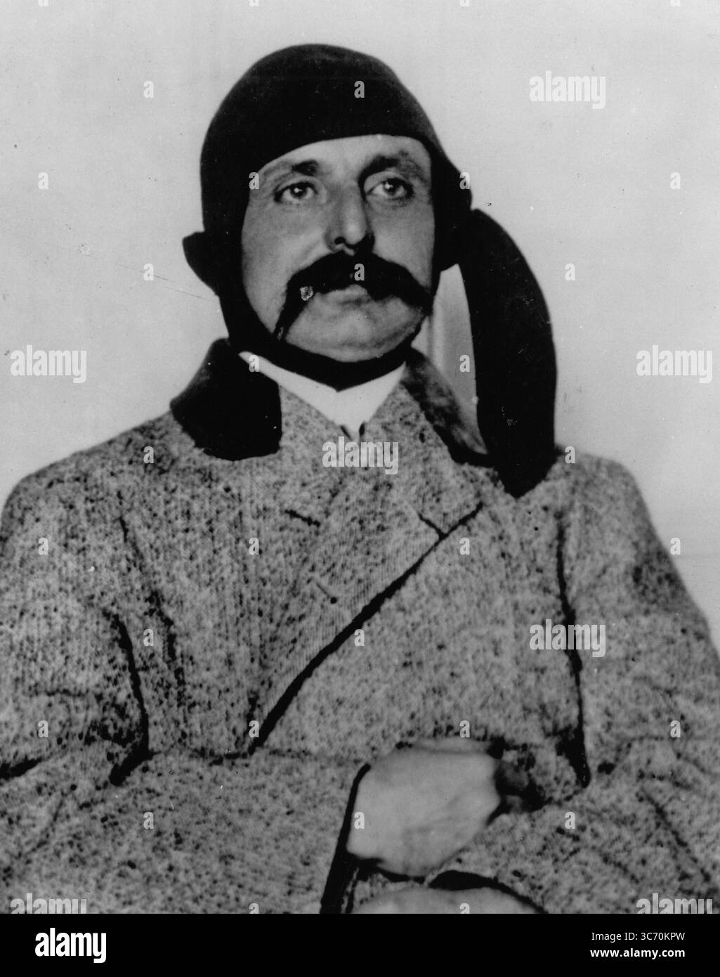 Louis Bleriot (* 1. Juli 1872 in Cambrai, Frankreich – 1. August 1936 in Paris) war ein französischer Erfinder und Ingenieur. 1909 absolvierte er den ersten Flug über ein großes Gewässer in einem Flugzeug, das schwerer als Luft war, als er den Ärmelkanal überquerte und dafür einen Preis von 1000 britischen Pfund erhielt. Er ist auch der erste Mensch, der ein funktionierendes Monoplane gebaut hat. Blériot war ein Pionier des Luftsports. Stockfoto