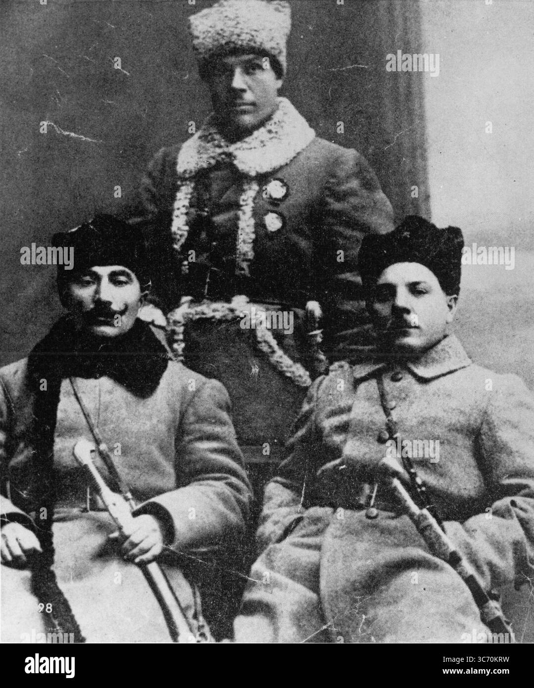 General Semjon Budyonny ( auch Budennii , Budenny , Budyenny ) (links), General Semjon Timoschenko (stehend) und Klim Woroschilow , Kommandeure der Roten Armee während des Bürgerkriegs 1919 Stockfoto