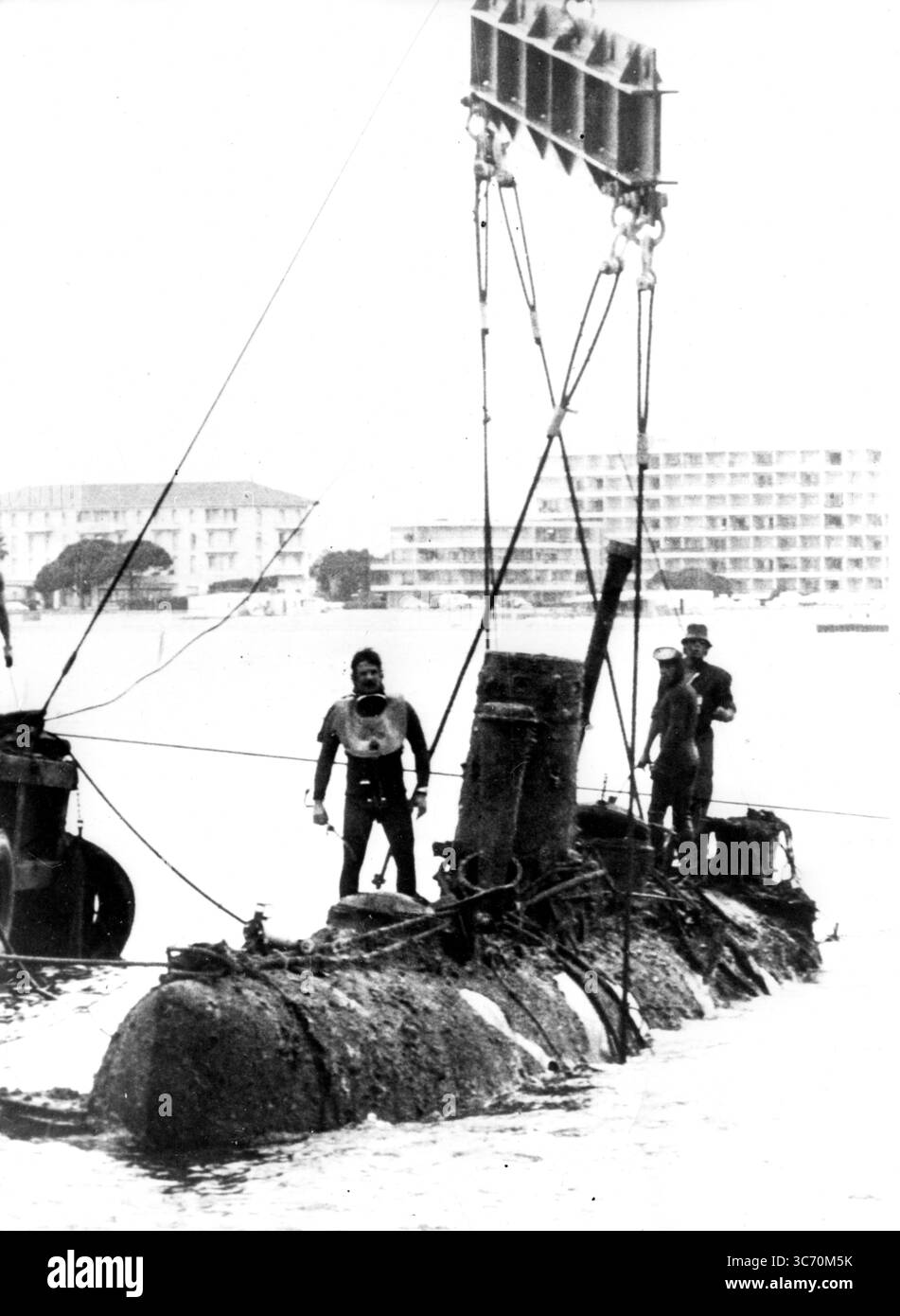 Französisches U-Boot taucht nach 60 Jahren Als französisches U-Boot des Ersten Weltkriegs wieder auf. Die Alose , die 1918 im südöstlichen Frankreich während eines Bombardements auf See und Luft im Mittelmeer versank , wurde aus ihrem etwa 50 Meter tiefen Wassergrab geborgen und schwimmt nun und wird in einem Meeresmuseum in Marseille wieder eingesetzt . Die Alose wurde 1901 gebaut und 1903 gestartet und war damals ein sehr fortgeschrittenes U-Boot seiner Klasse Stockfoto