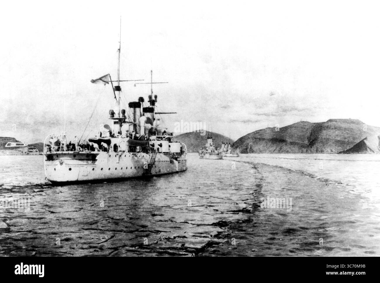 1904-1905 russisch-japanische Kriegsschiffe, die im Februar 1904 durch das gebrochene Eis in Port Arthur in der Mandschurei einmarschieren Stockfoto